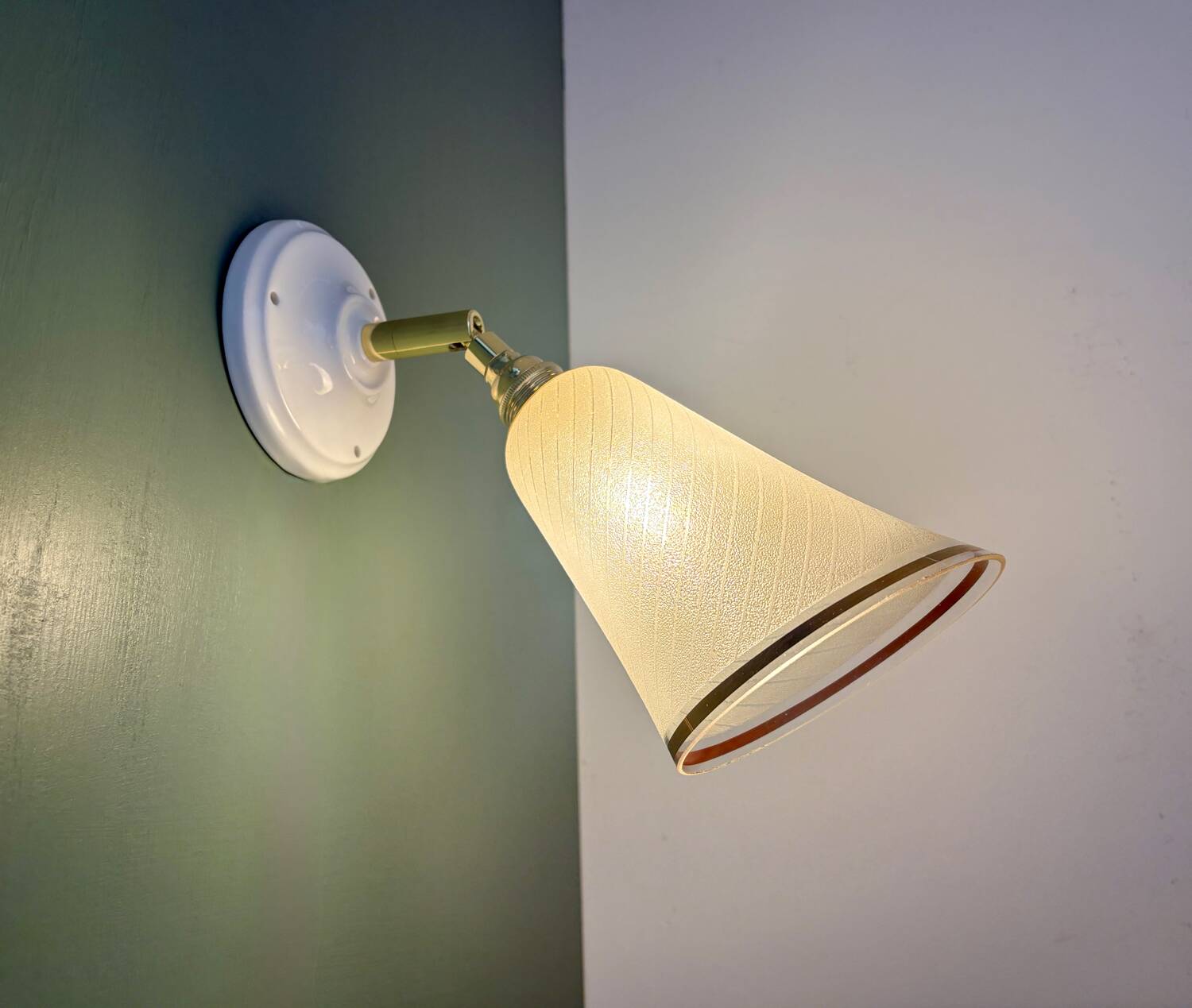 Applique tulipe vintage en verre granité blanc et doré