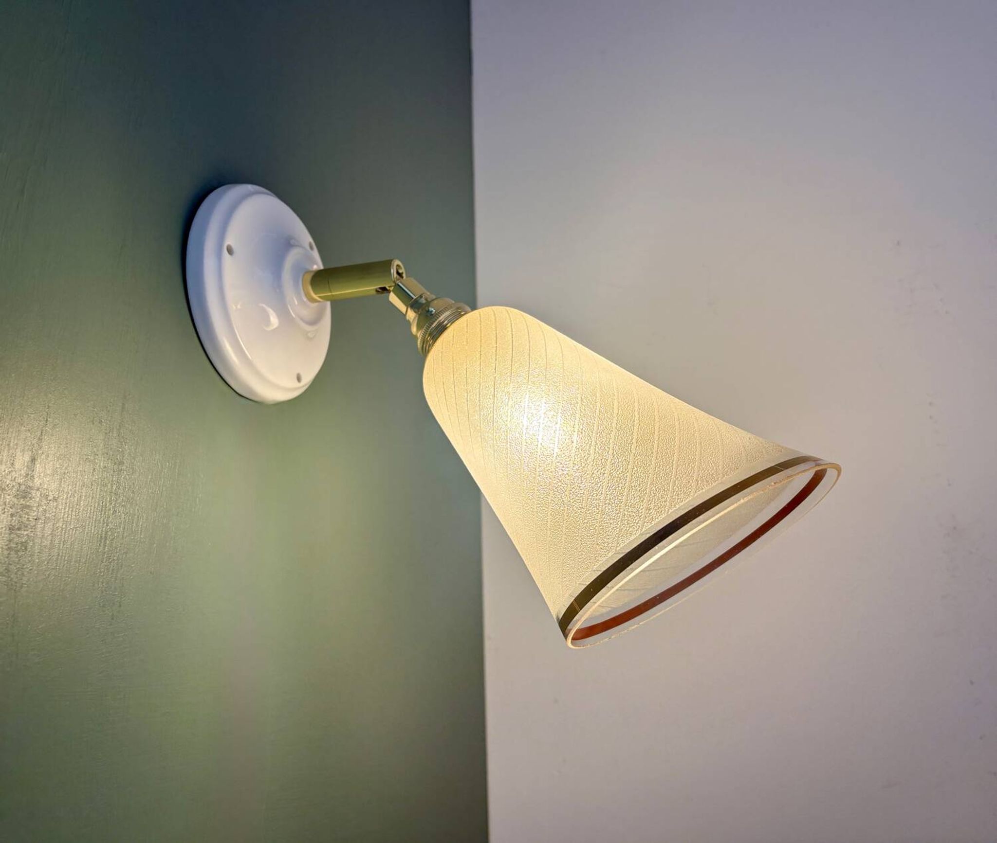 Vintage tulip wall lamp in white and gold granite glass