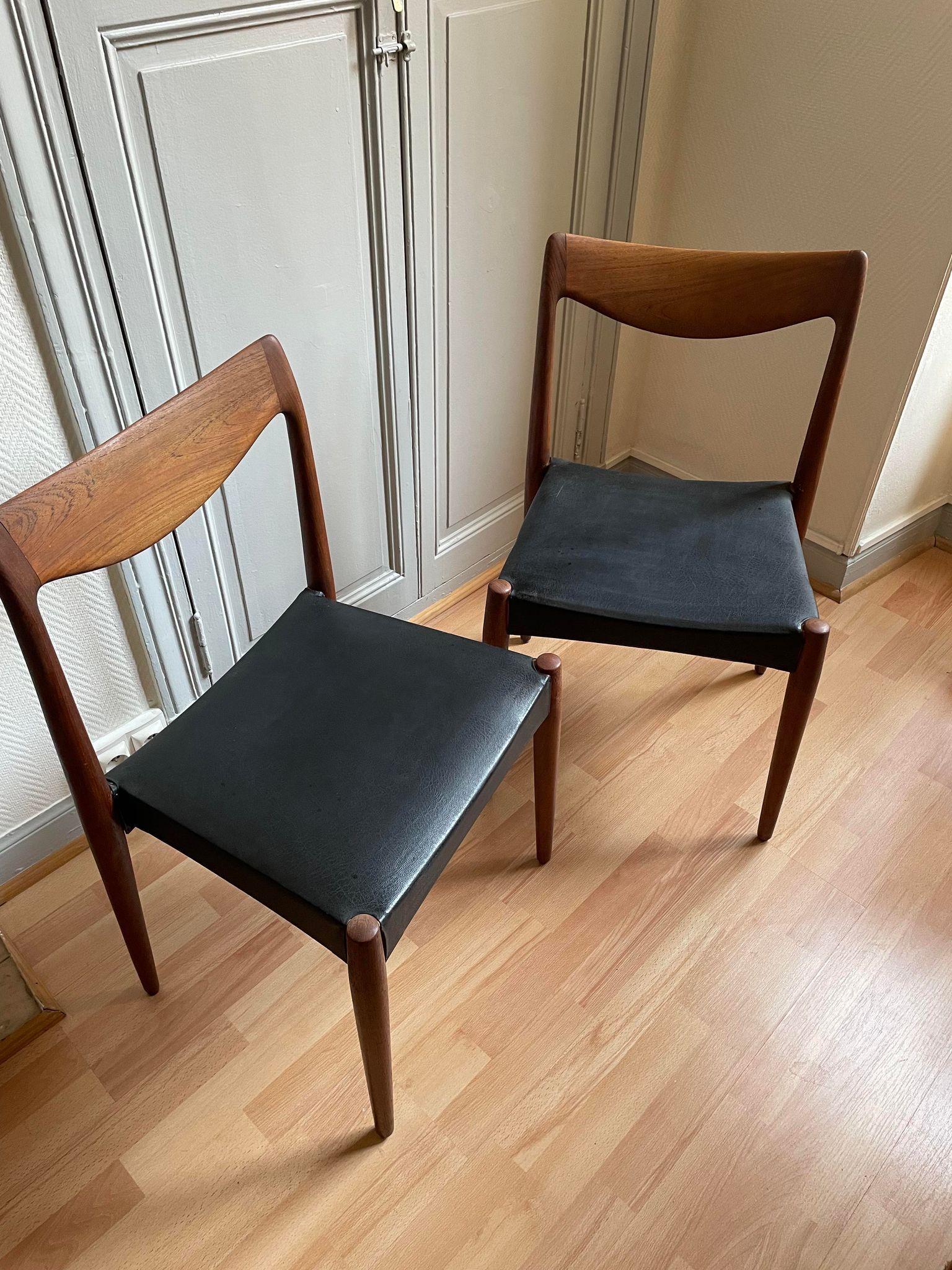 Paire de chaises scandinaves simili cuir noir