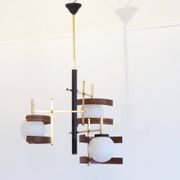 Suspension italienne 3 globes en opaline avec teck et laiton.