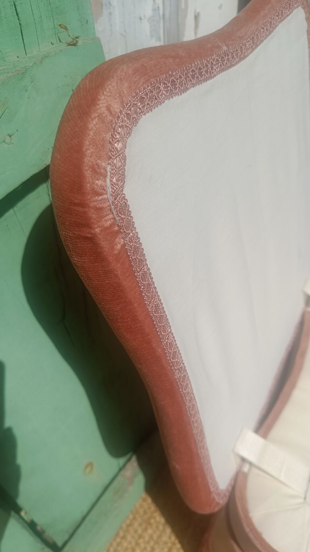 Pouf coffre en velours rose à franges, vers 1950-1960