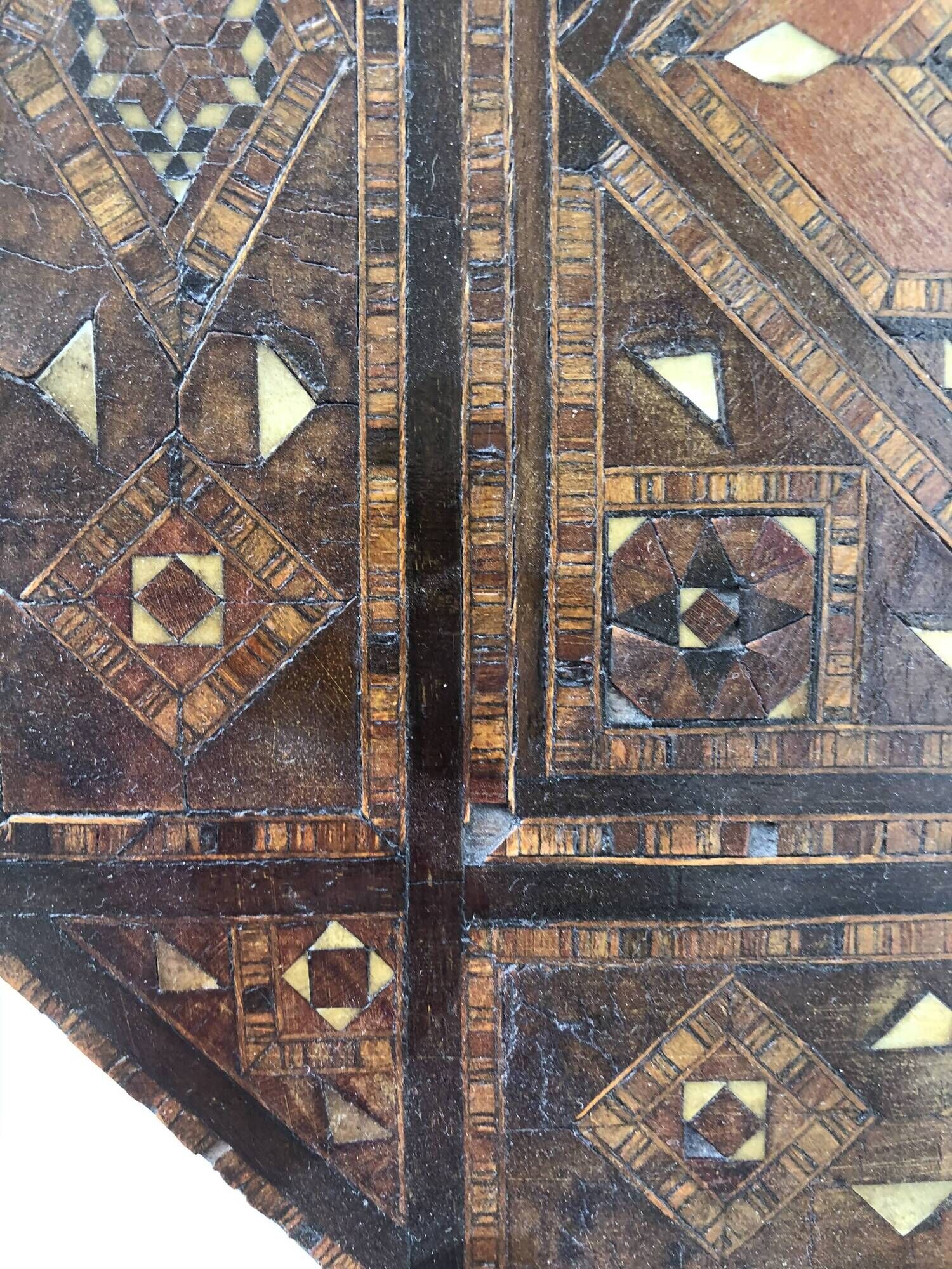 Box or box has jewelry in oriental marquetry. Colonial period around 1950 .