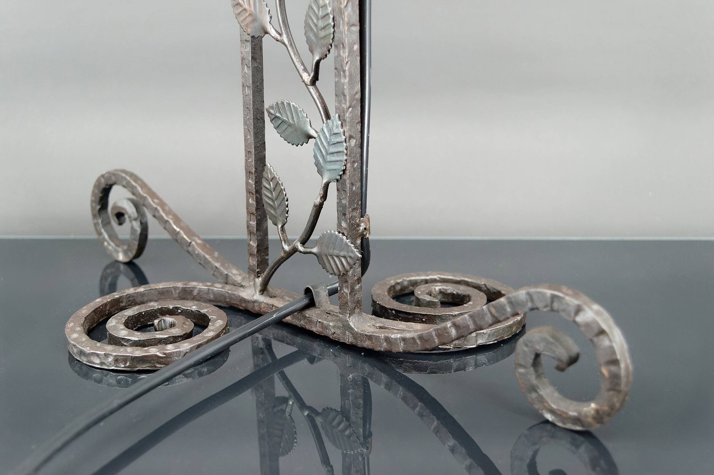 Two-headed wrought iron lamp by Muller, Art Deco, France, Circa 1920