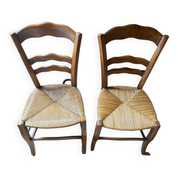 2 chaises en bois avec canage