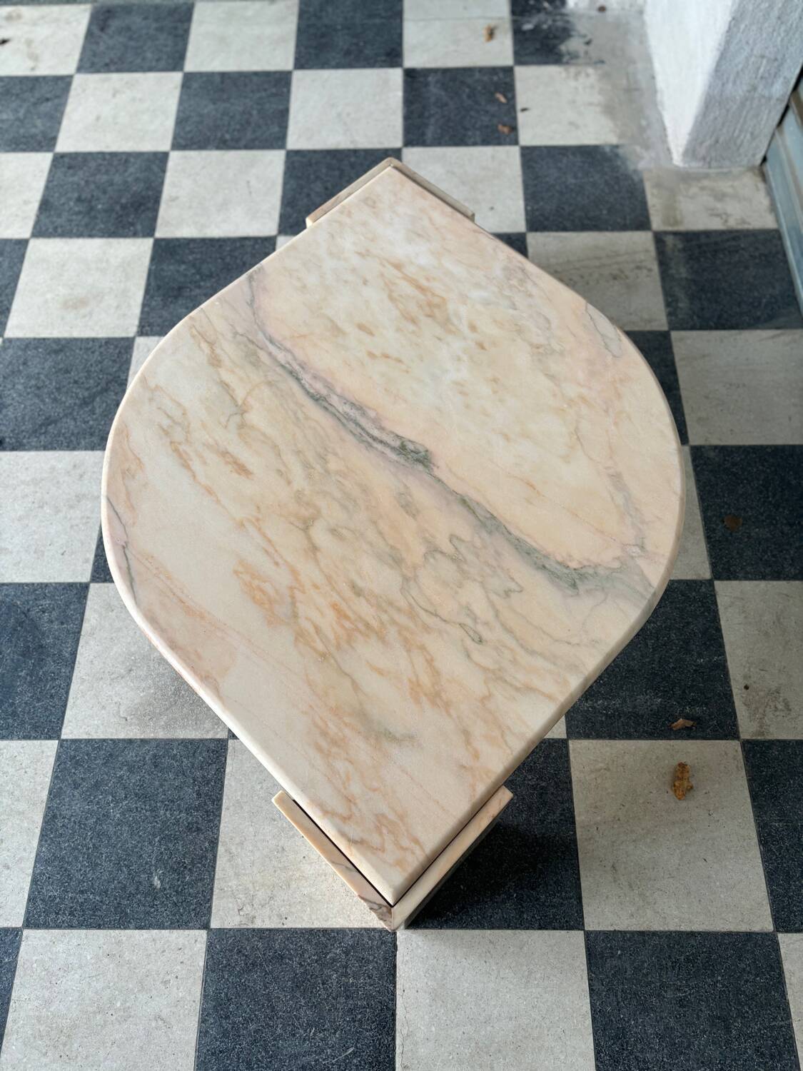 Table basse vintage en marbre rose