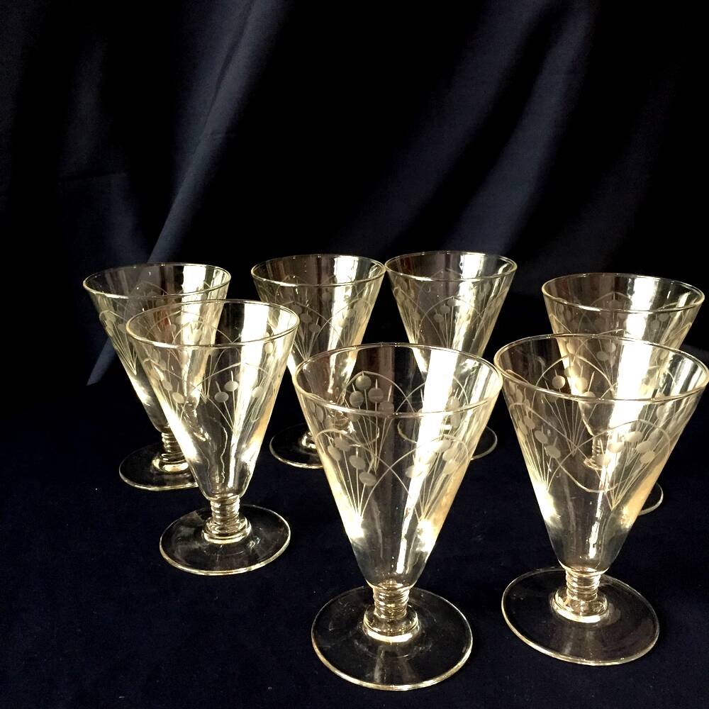 Set of 7 glass red wine glasses from the 1930s 1940s tableware
