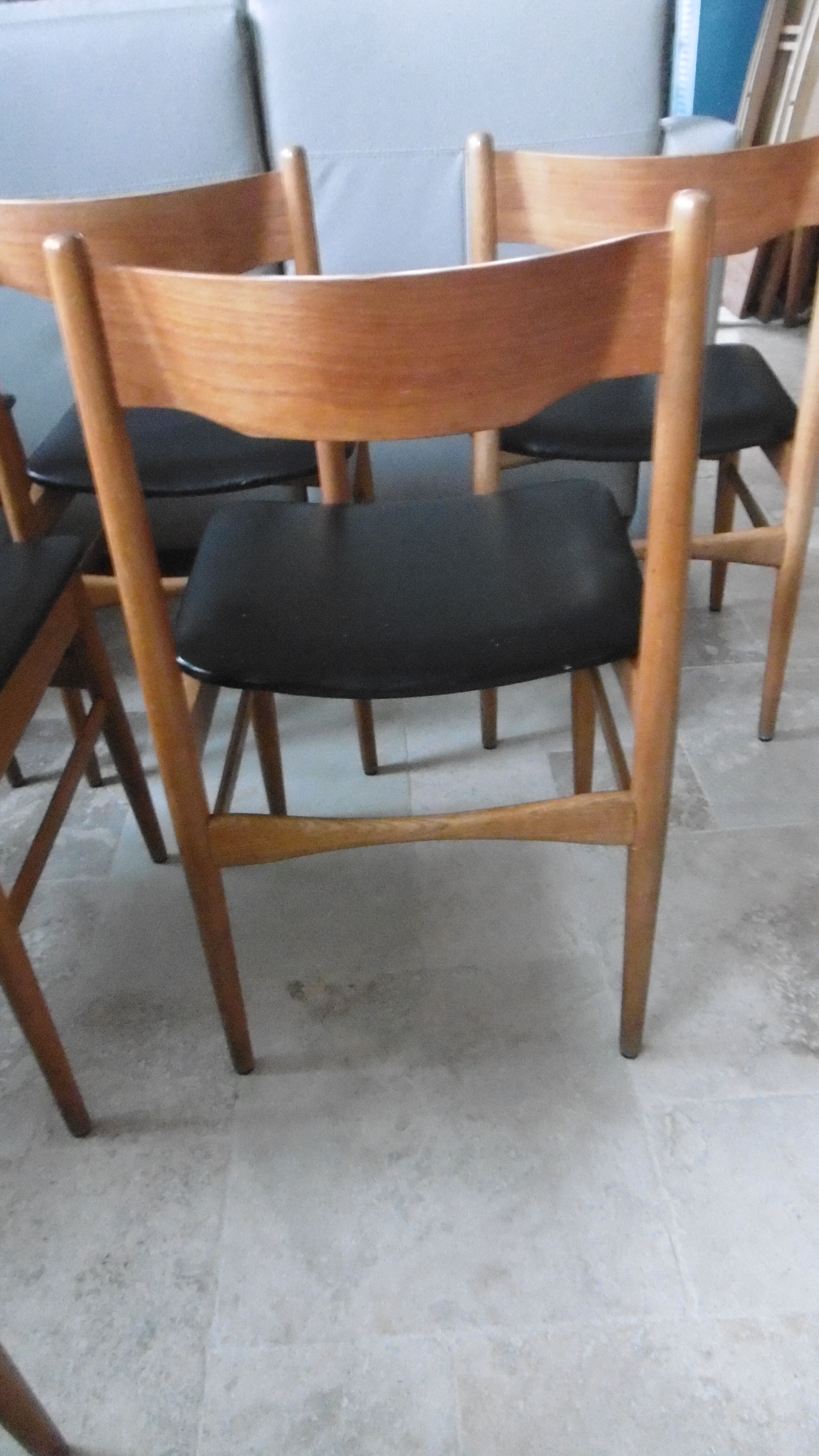 Table avec deux allonges et ses 6 chaises scandinave en teck des années 1970