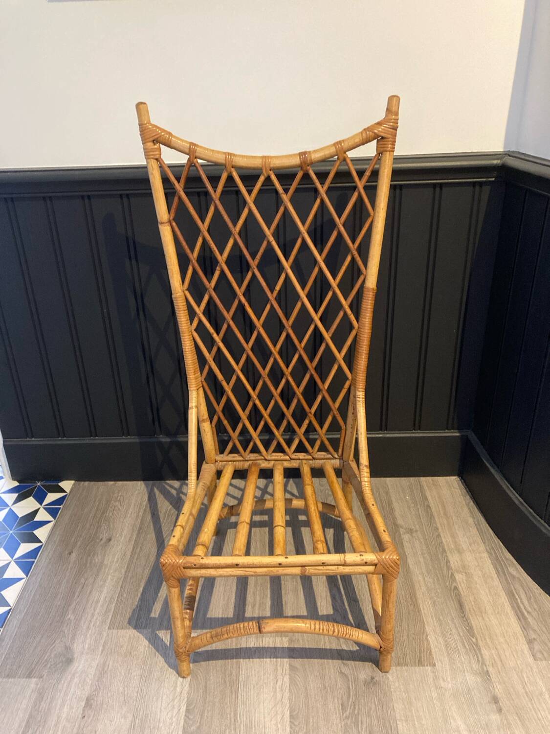 Chaise basse en rotin dans le goût d'Audoux-Minet
