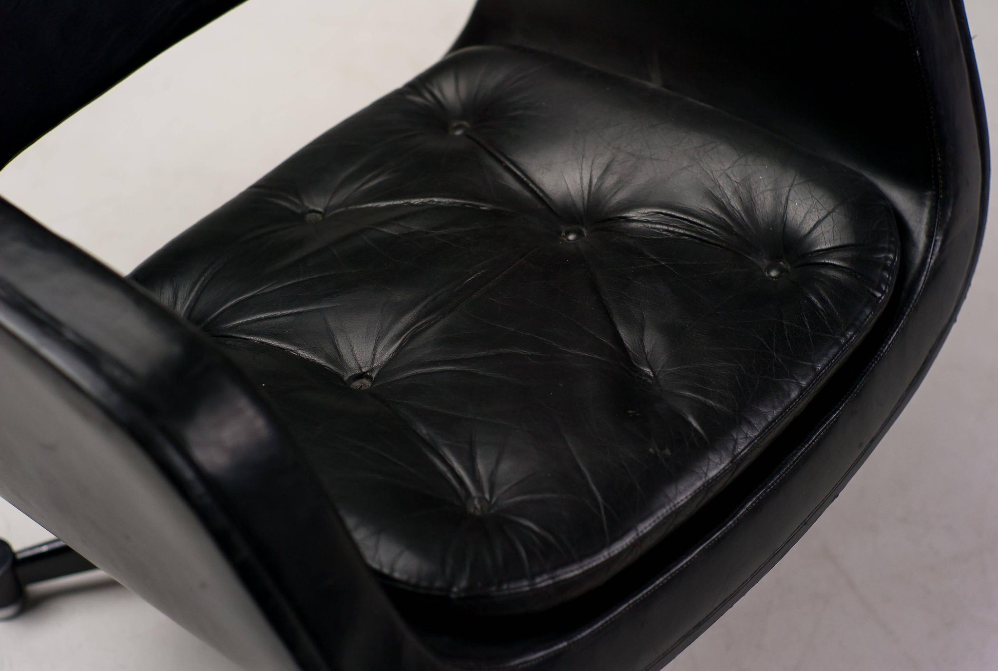 Black leather chaise longue by Olli Mannermaa for Finnart Ab, Finland, 1970