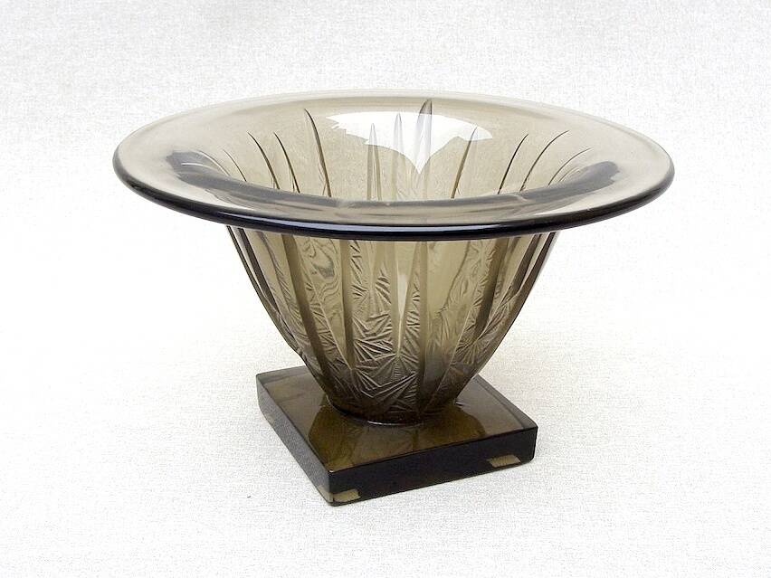 Coupe Art Déco en verre fumé à motifs géométriques