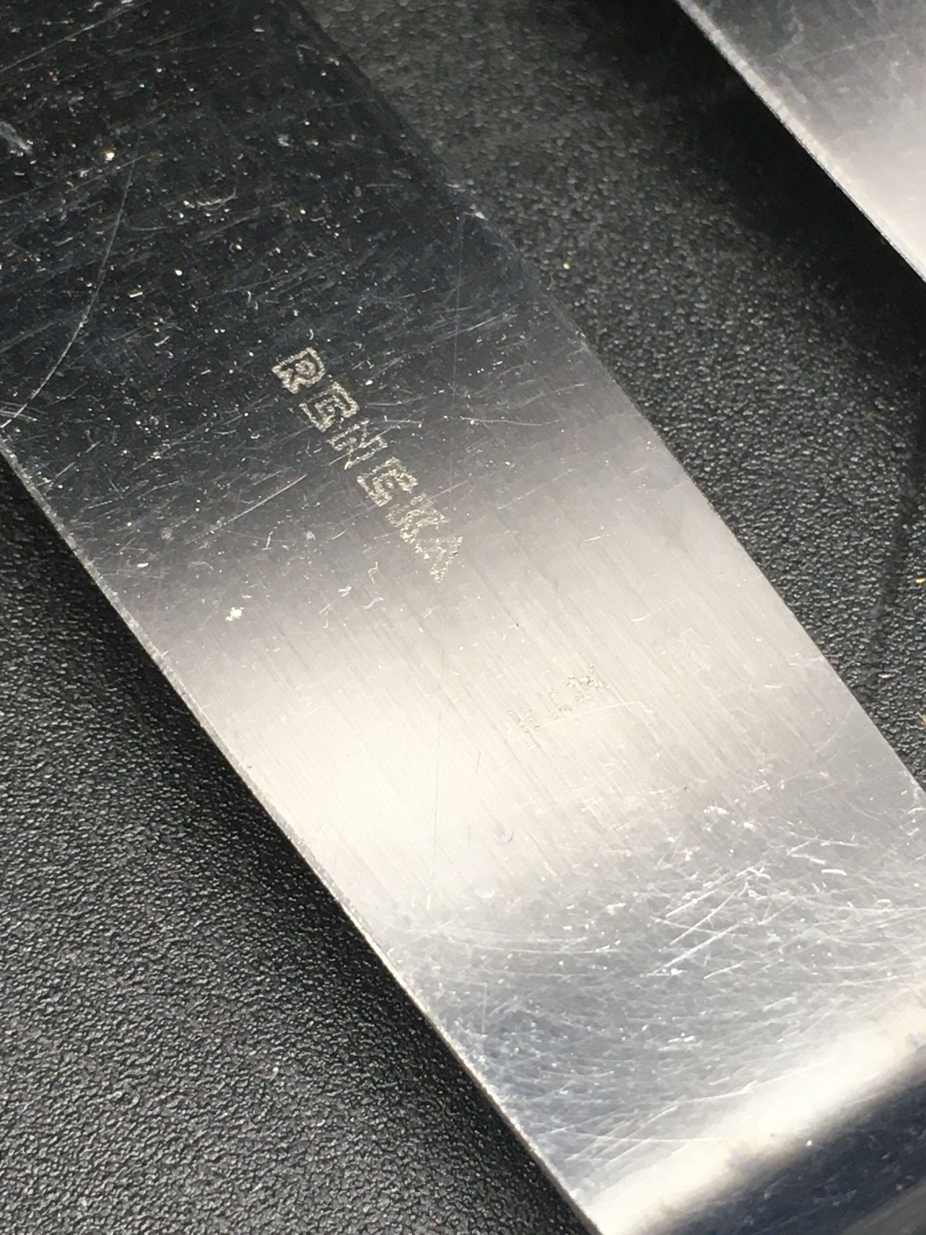9 table knives in silver metal.