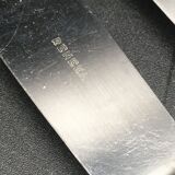 9 table knives in silver metal.