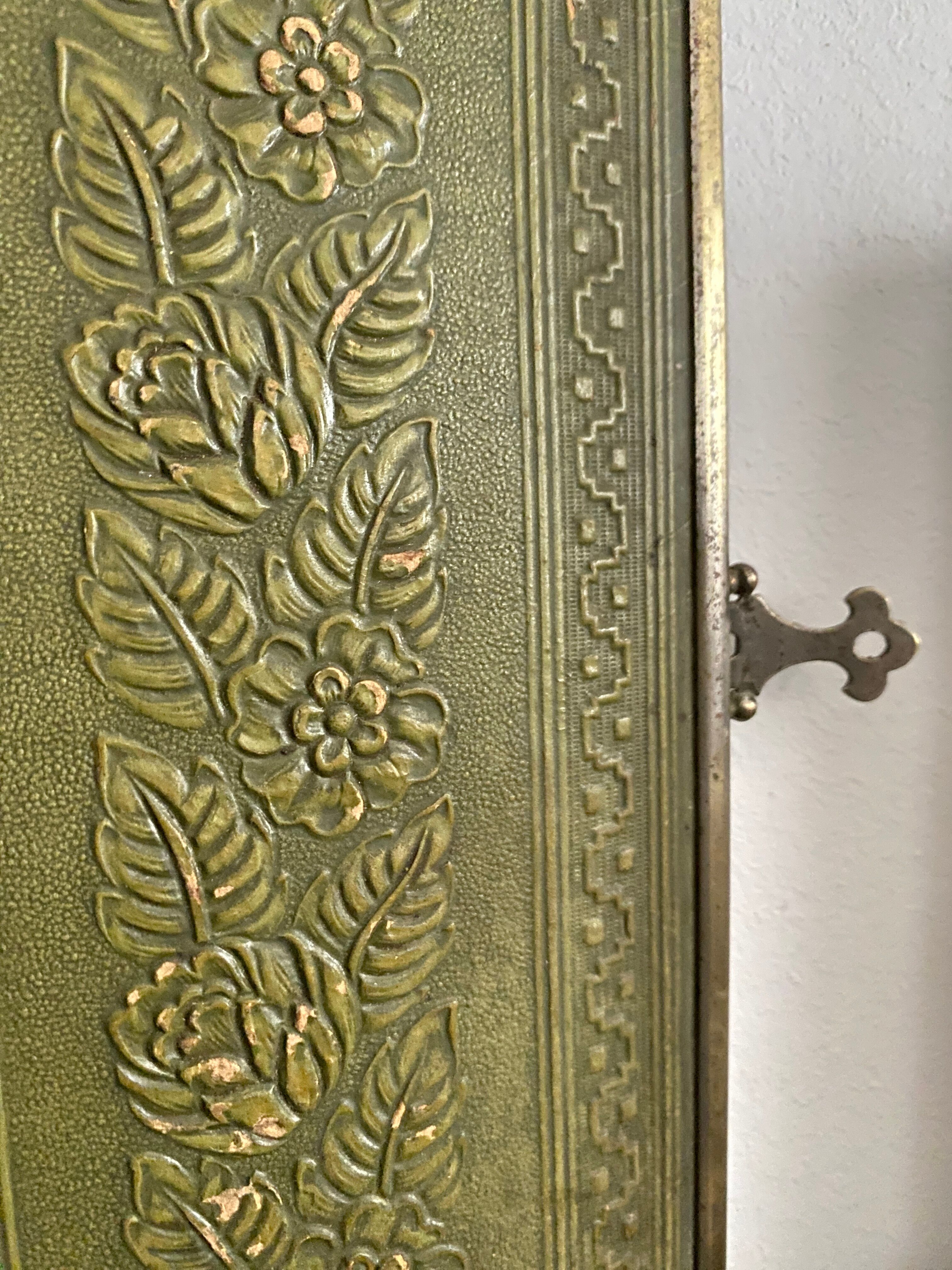 Barber mirror with chain 33 x 28 cm