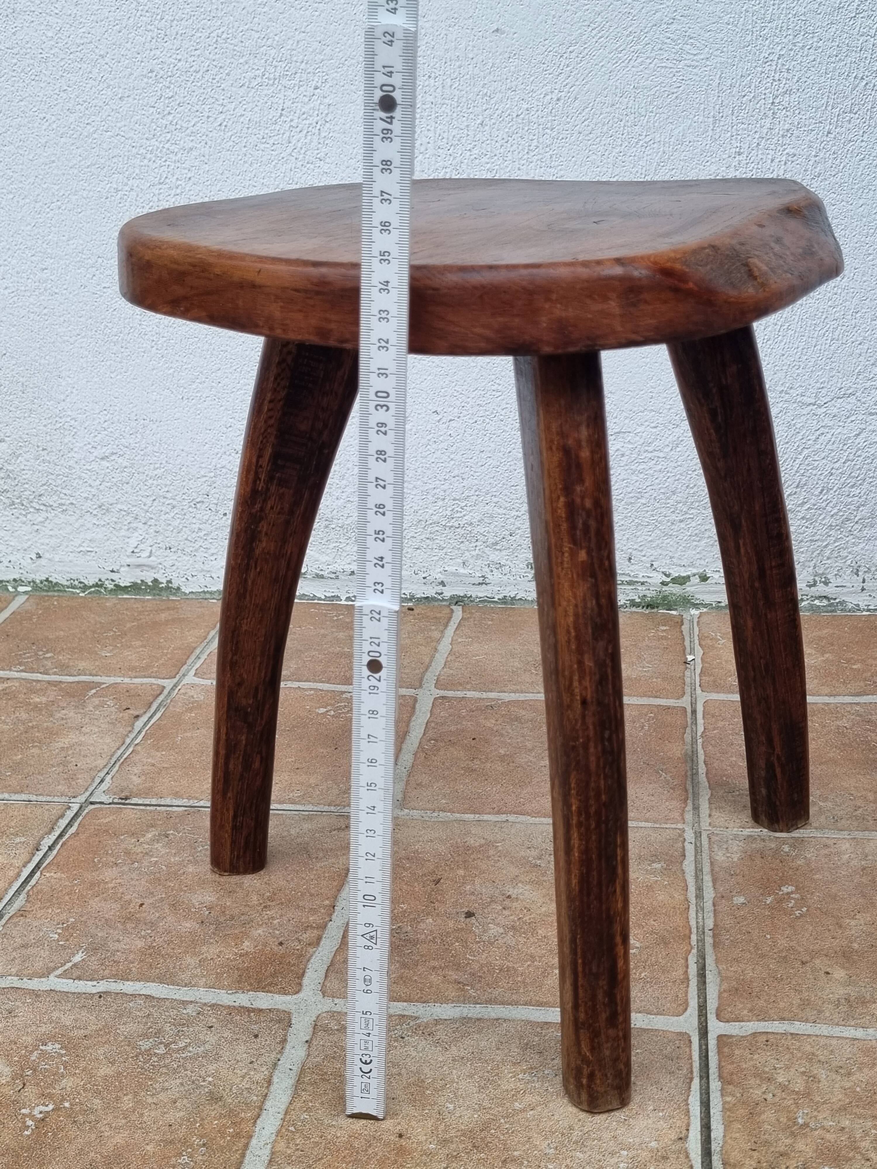 Low tripod stool in solid wood, design by Henri Bataille, 35 cm