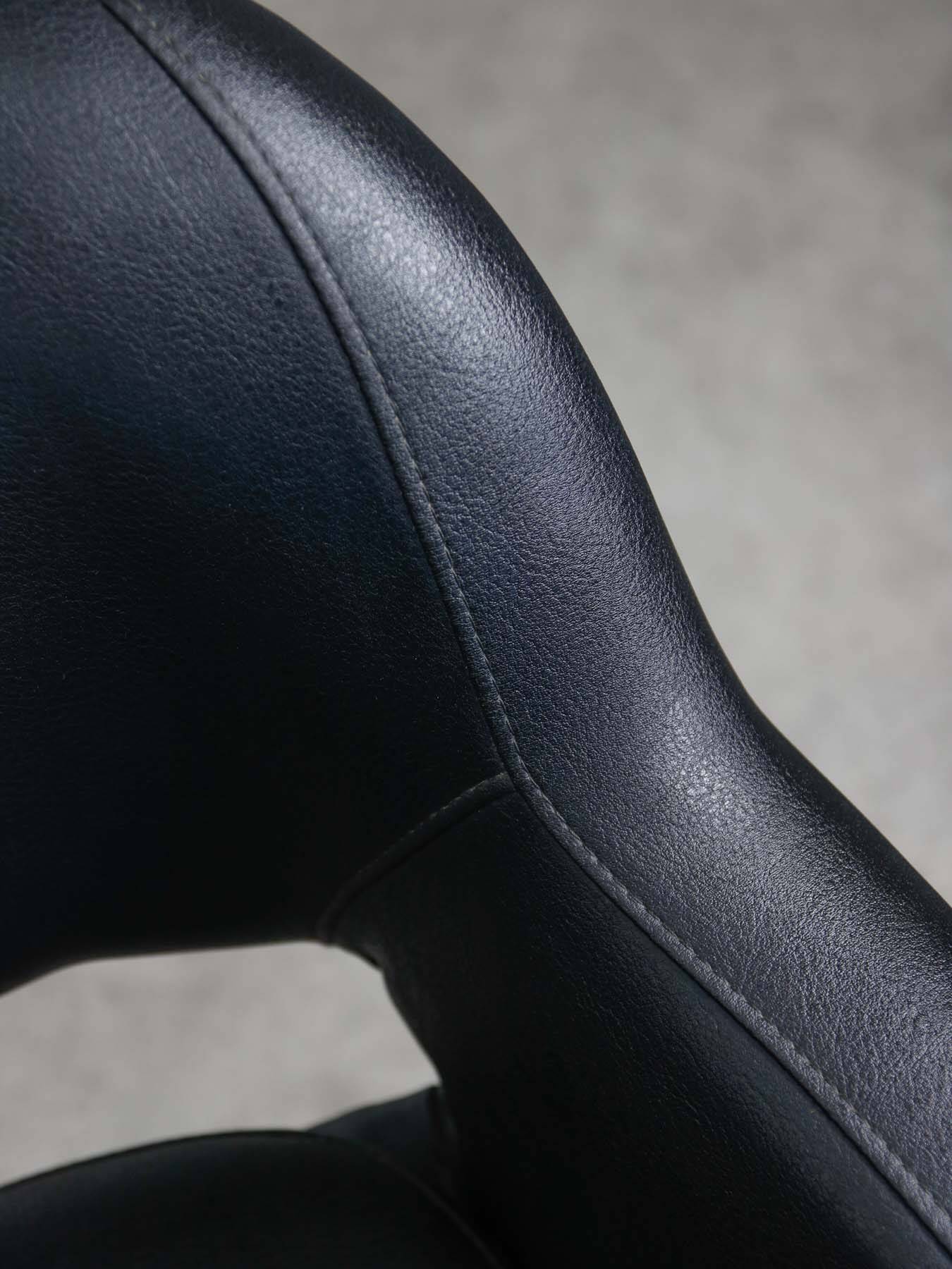 Chaise pivotante vintage en simili cuir noir italien et chrome