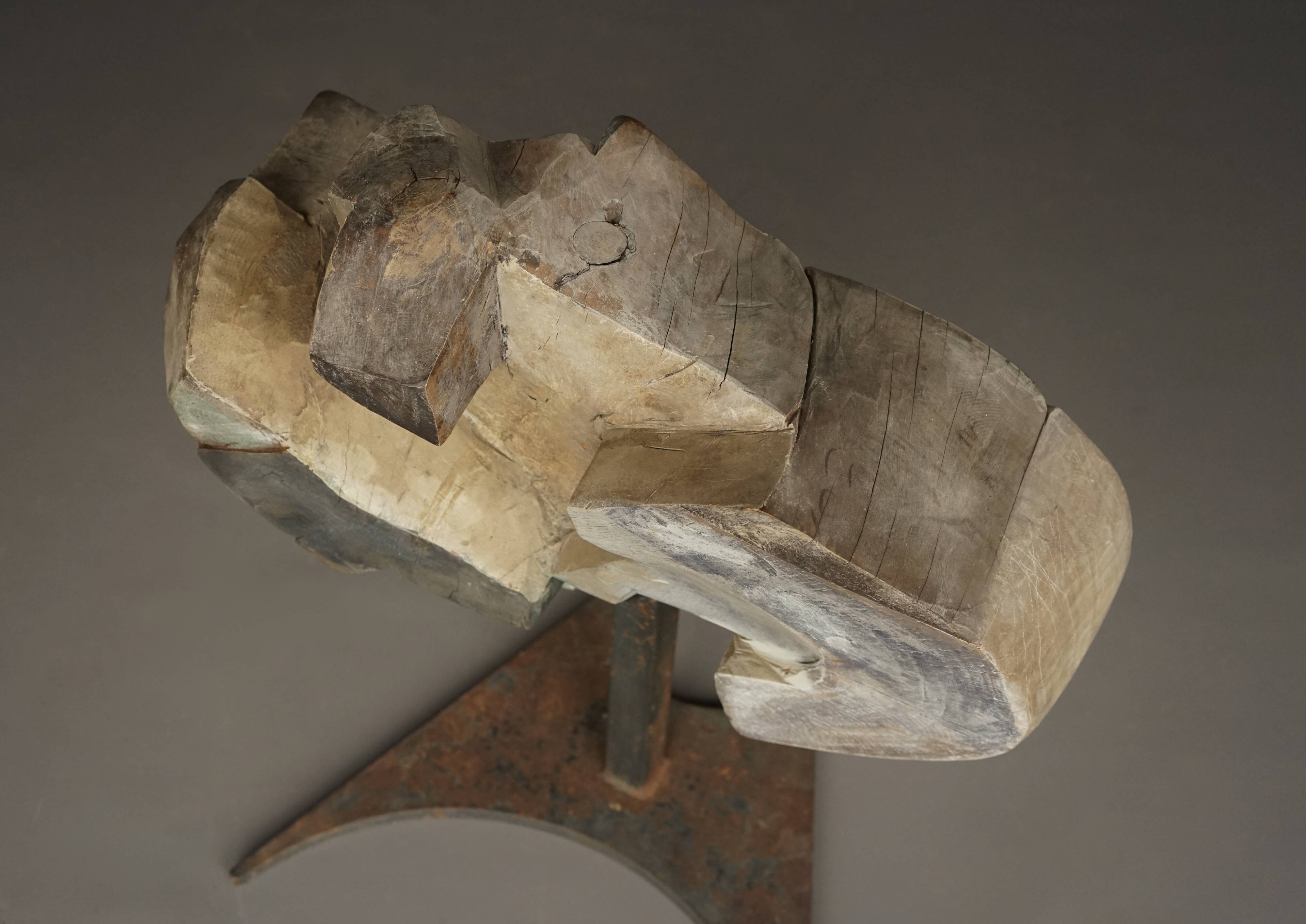 Sculpture abstraite brutaliste en bois et métal sculptés, années 1970