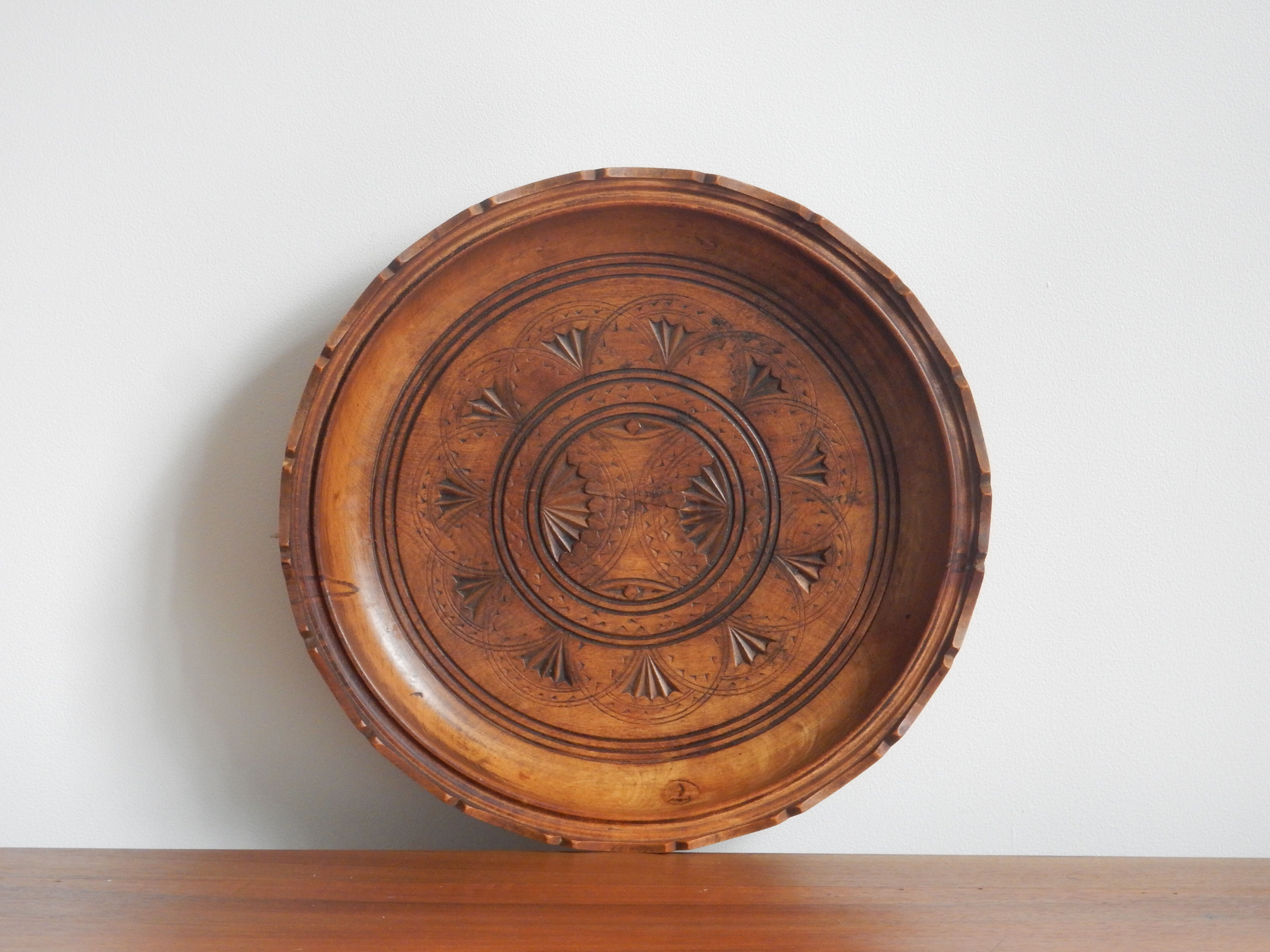 Decorative plate in carved wood