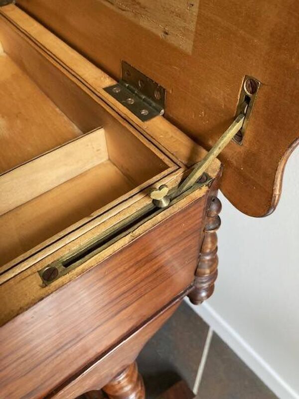 Table d'appoint, travailleuse en noyer d'époque Louis Philippe milieu XIXème