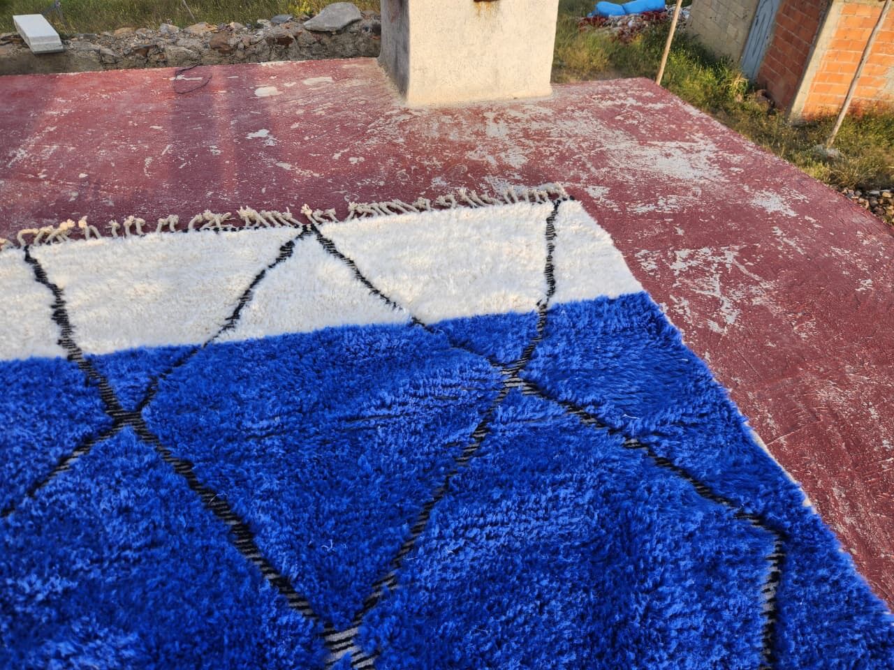 Cobalt and ecru Beni Ouarain rug in wool – 250 x 150 cm