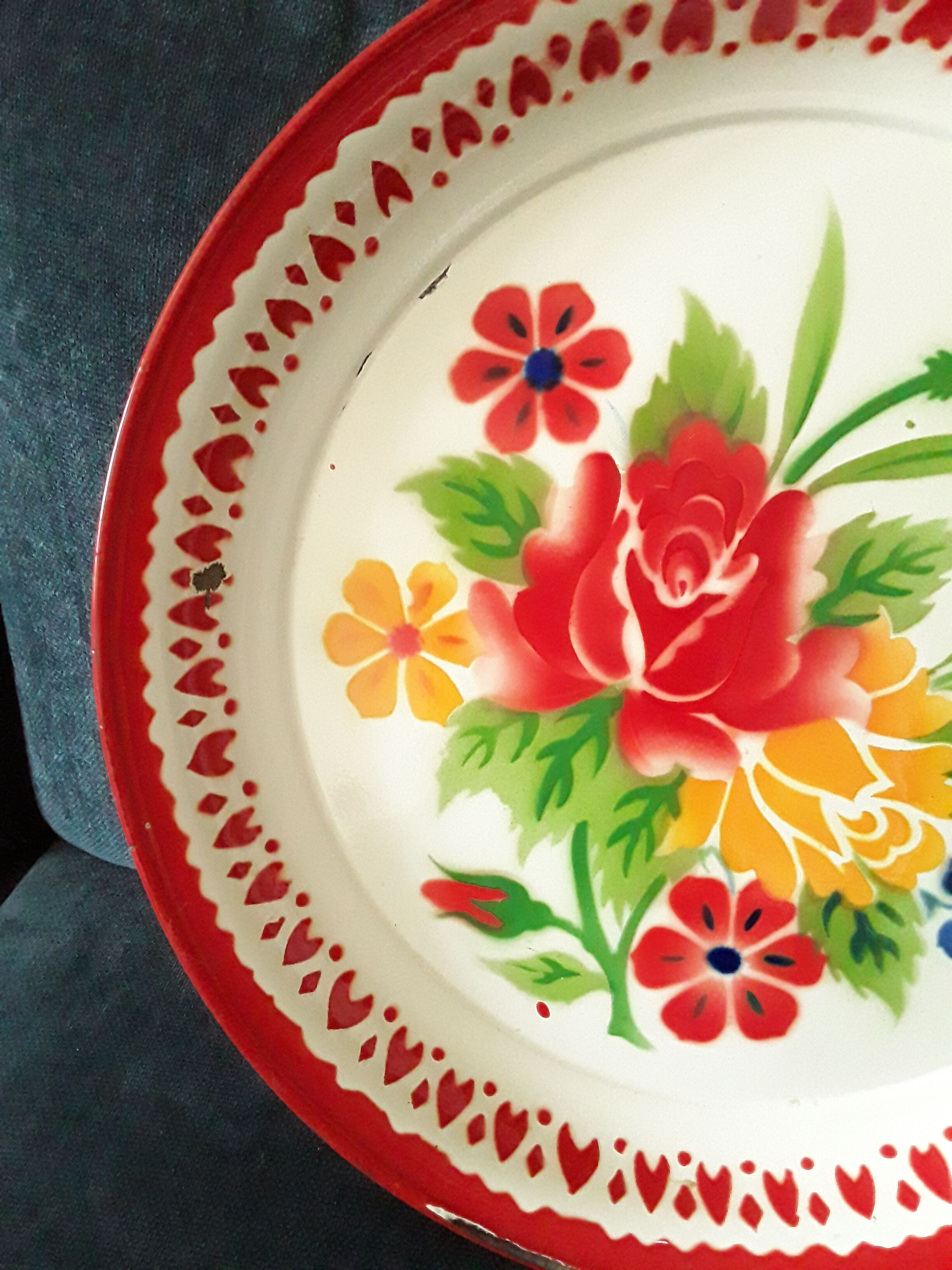 Vintage tray in enamelled sheet metal