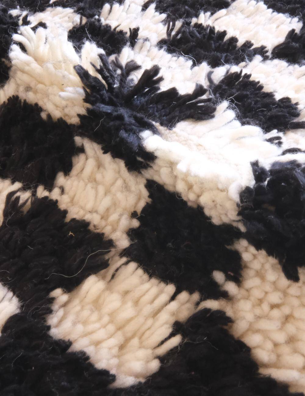 Black and white checkered rug - 193 x 117 cm