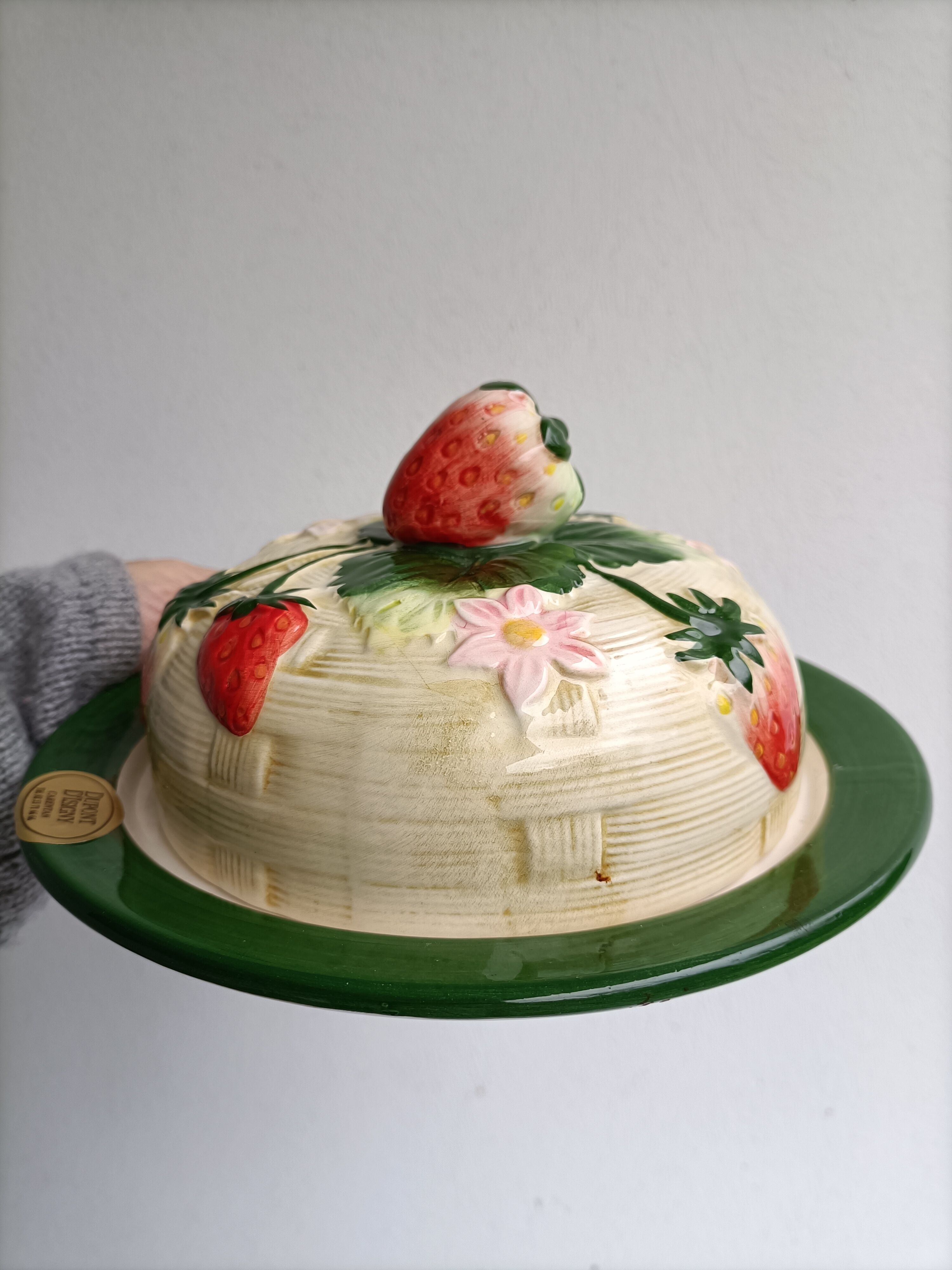 Beurrier vintage en porcelaine décoration fraises