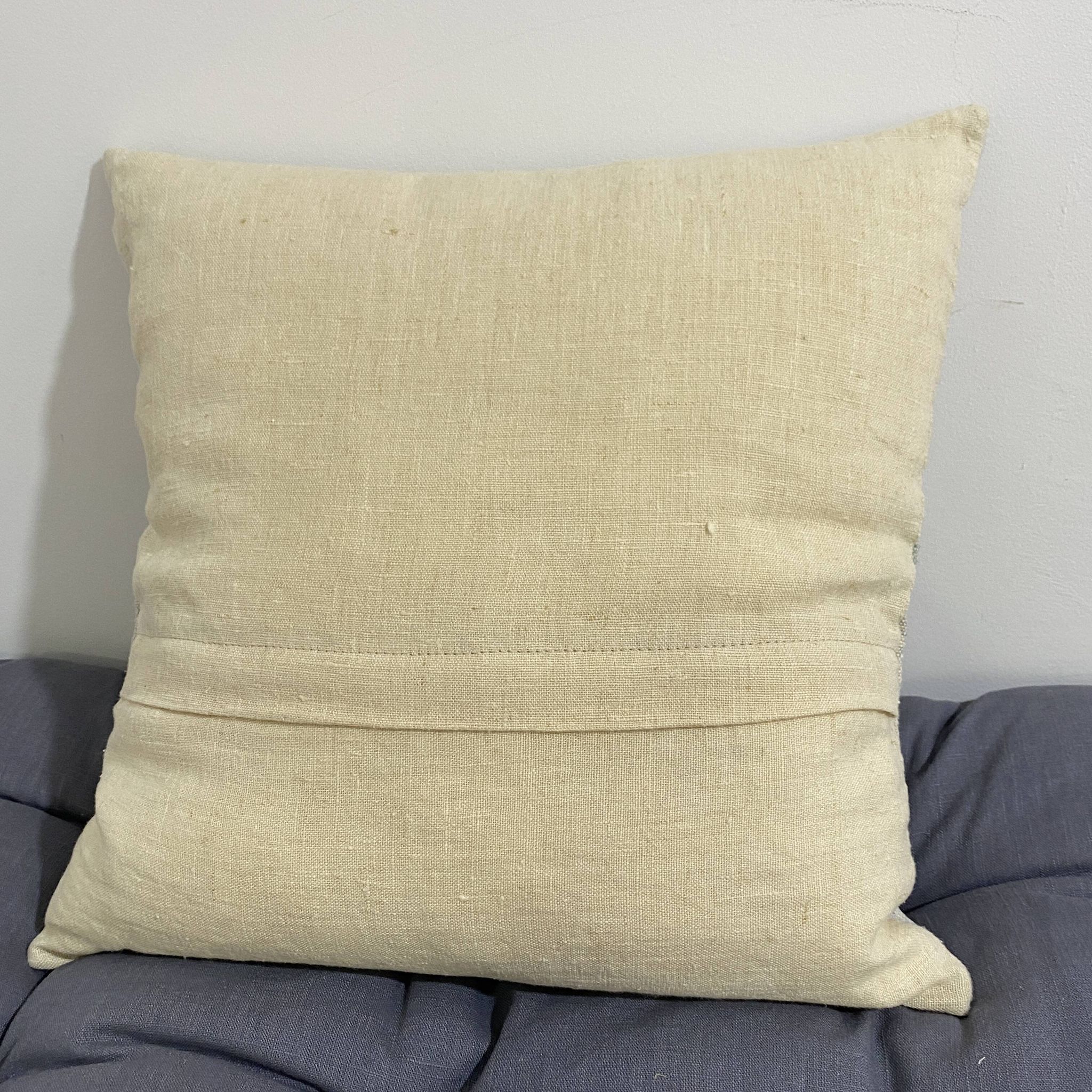 Coussin artisanal en toile ancienne style Kilim