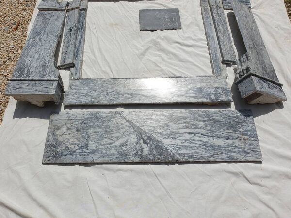 Cheminée en marbre Napoléon III à modillons