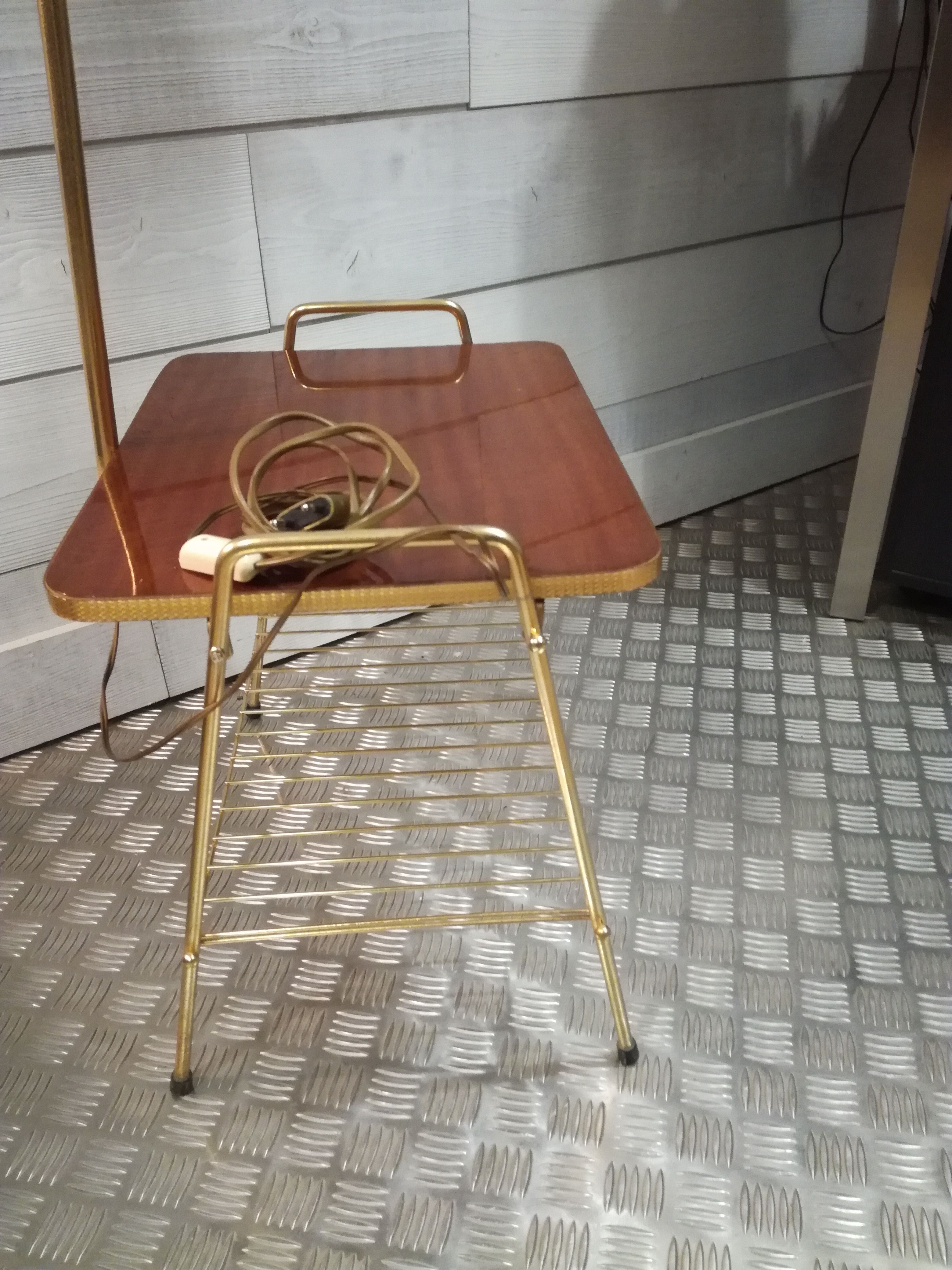 Reader lamppost with tablet