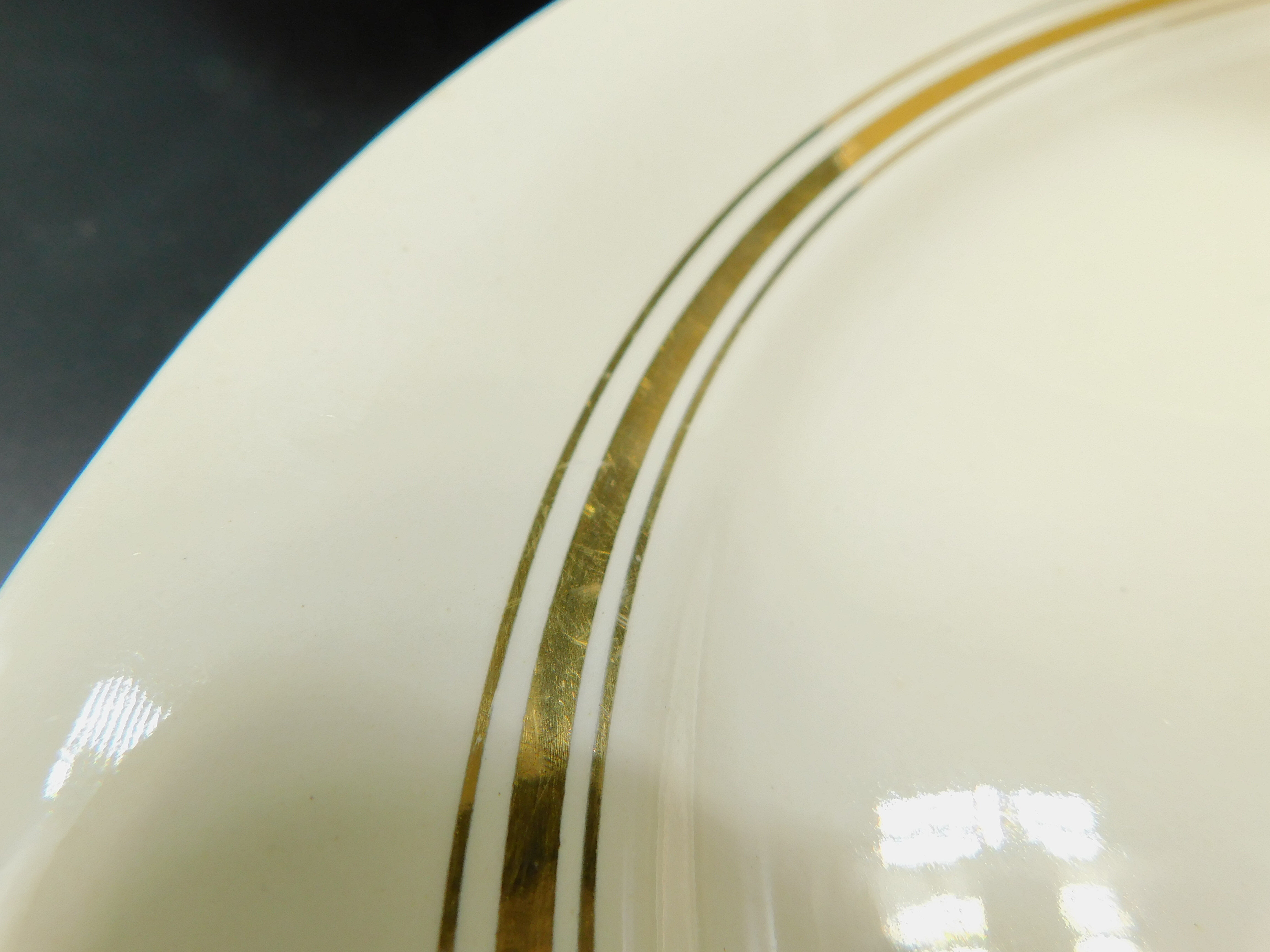 8 flat plates Villeroy - Boch Mettlach - Cream and Gold.