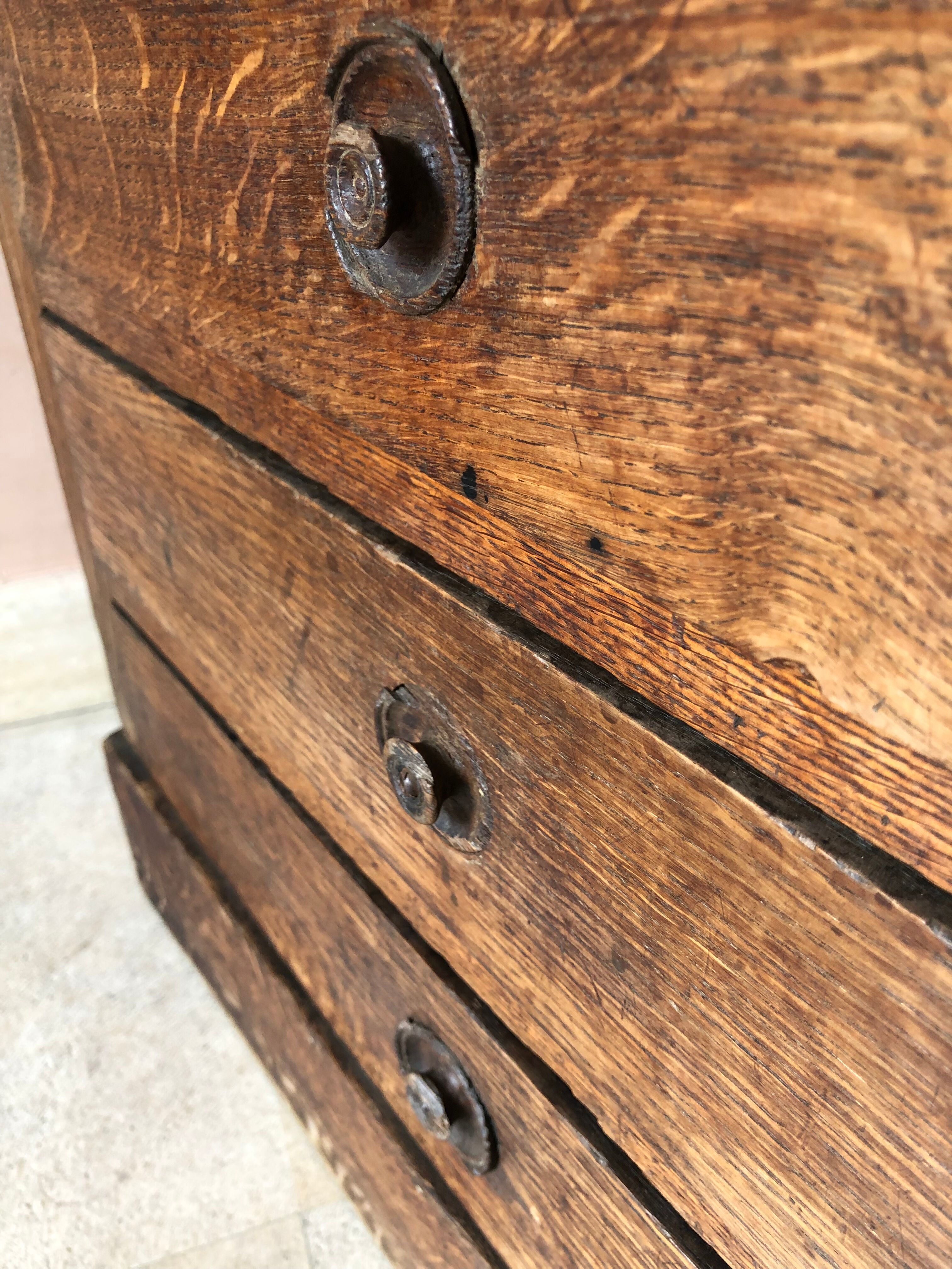 Vertical chest of drawers