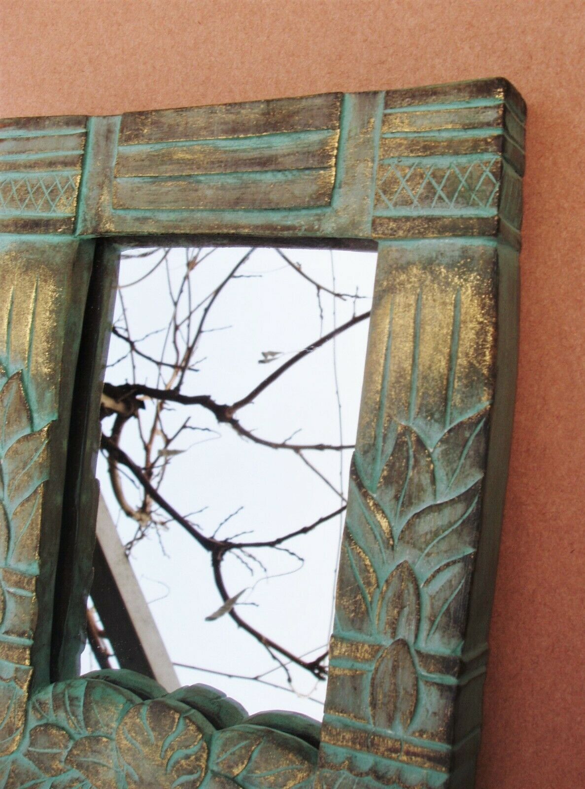 Petit miroir en bois sculpté à patine verte et dorée