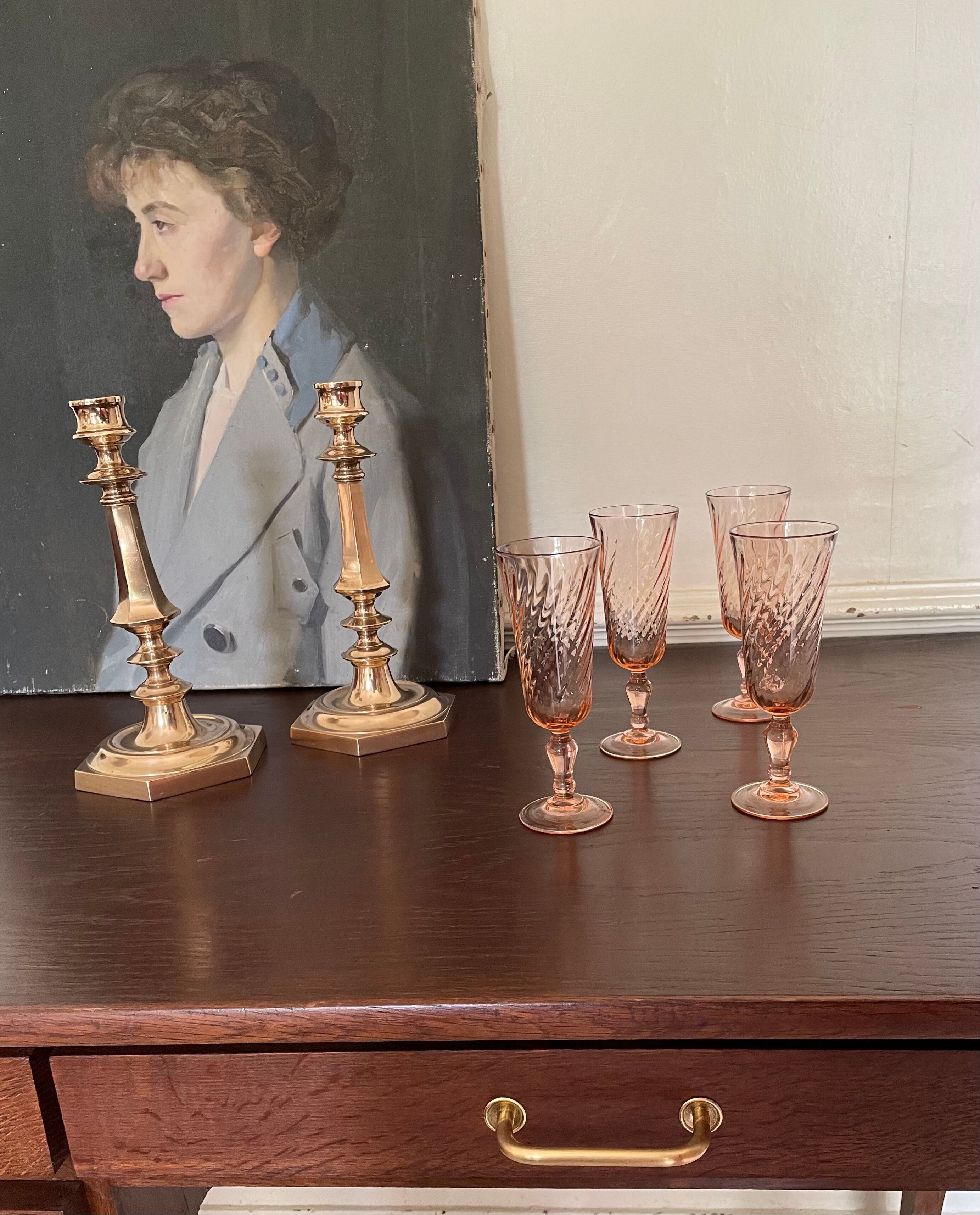 Pink glass champagne flutes from Arcoroc Luminarc model Rosaline