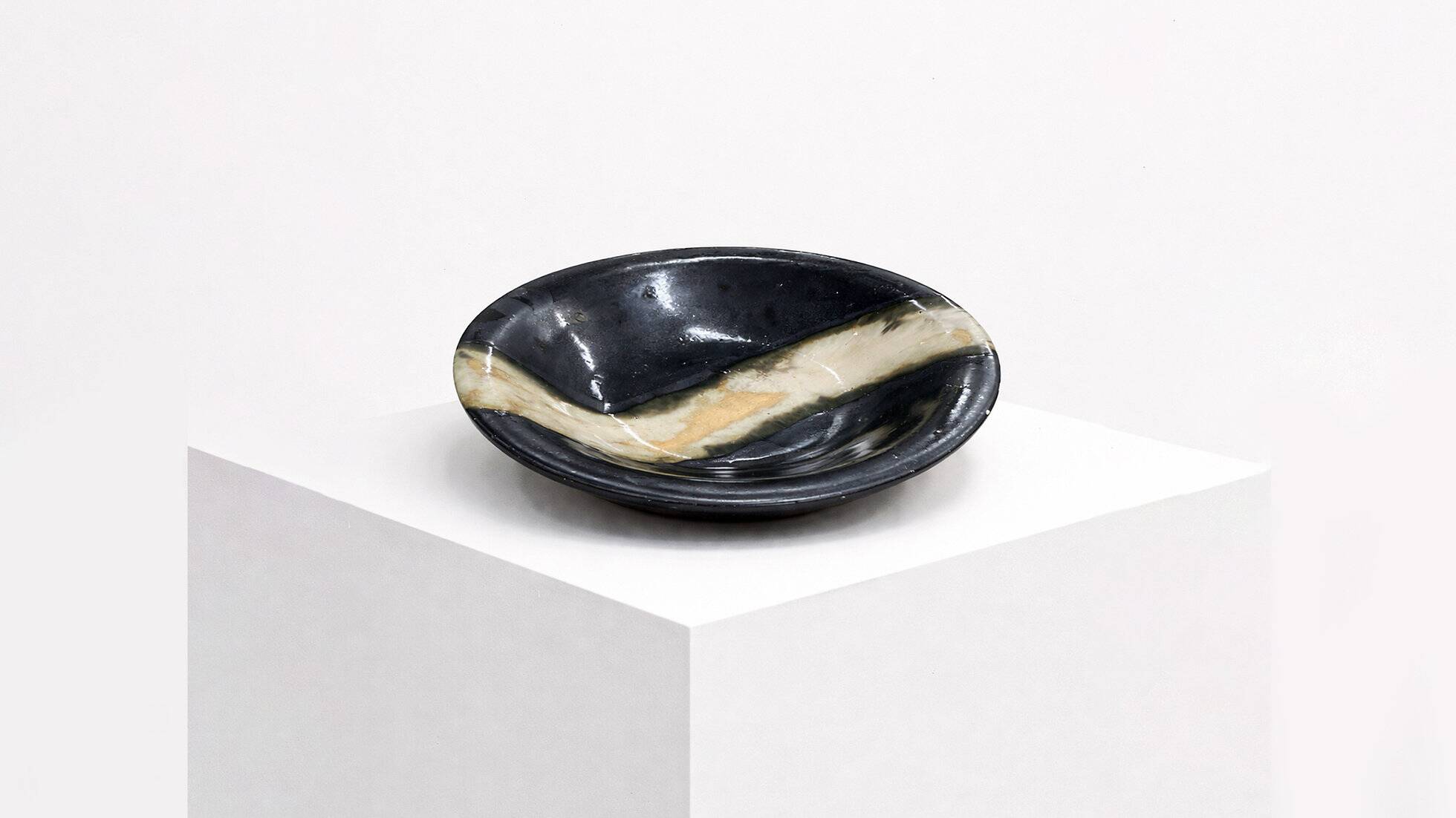 Ceramic plate – black with natural shading