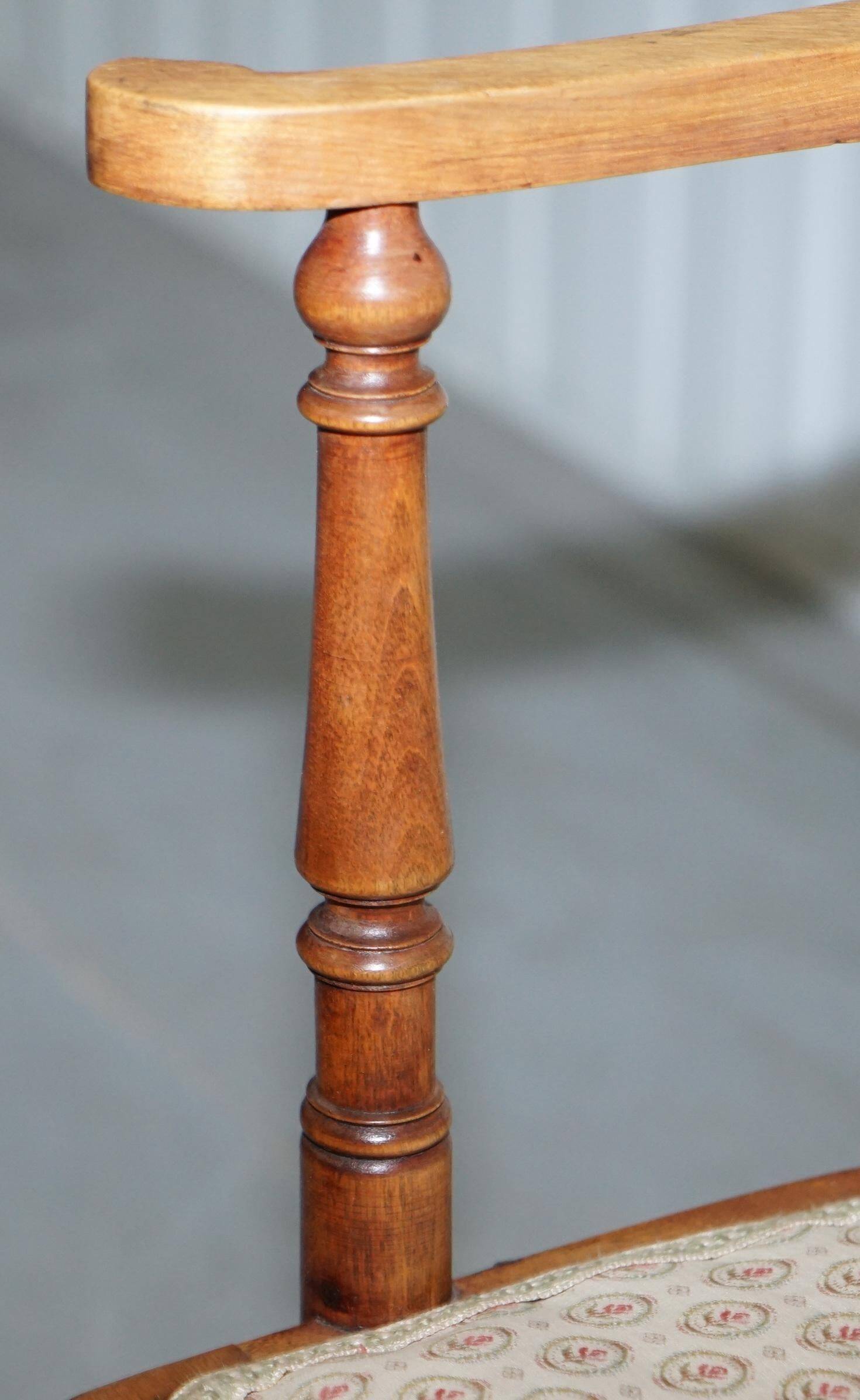 Chaise en noyer Edwardian à dossier courbé avec incrustation de nacre style Arts and Crafts