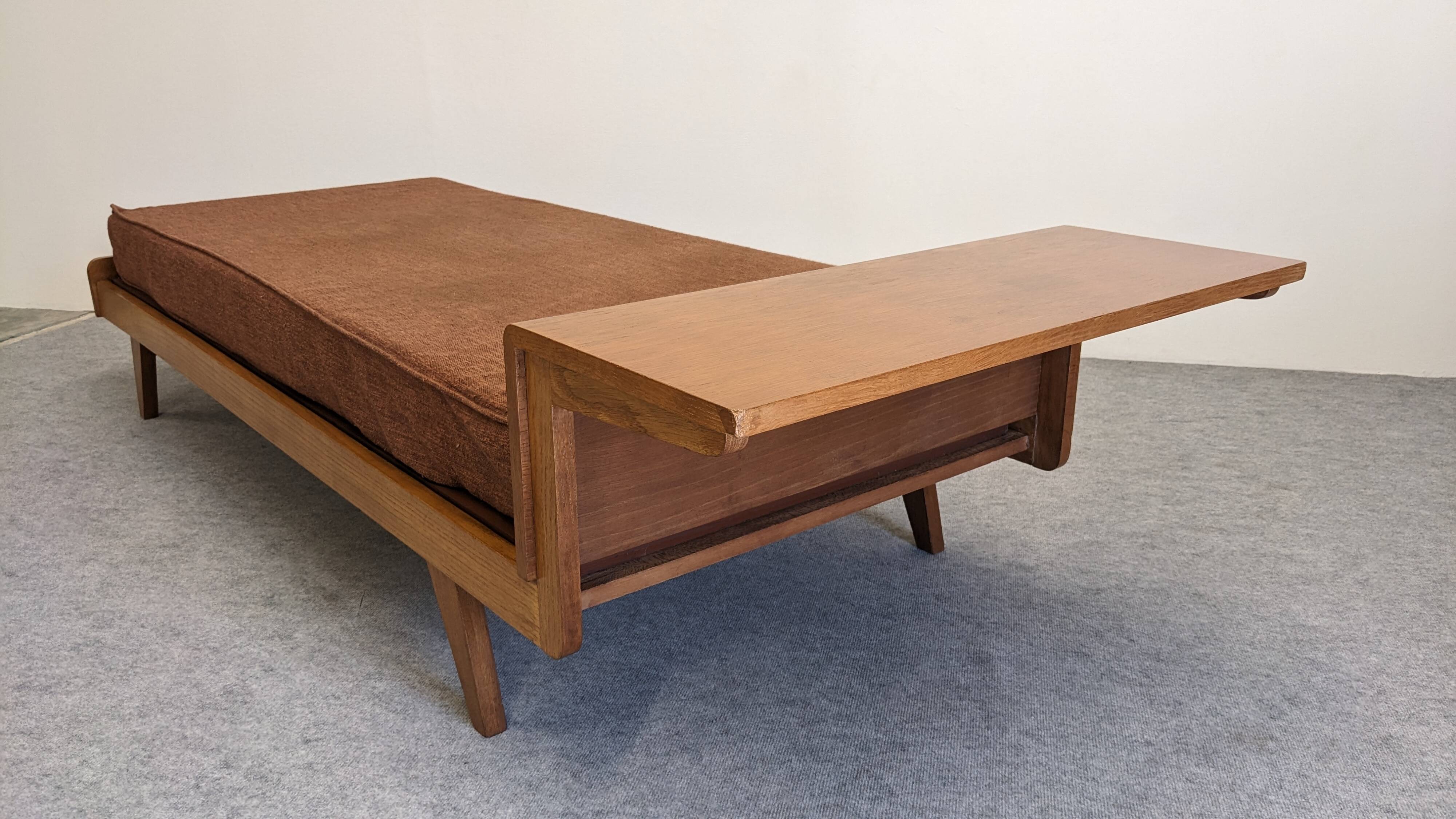 Daybed,  banquette ou lit de repos de style scandinave, France vers 1960