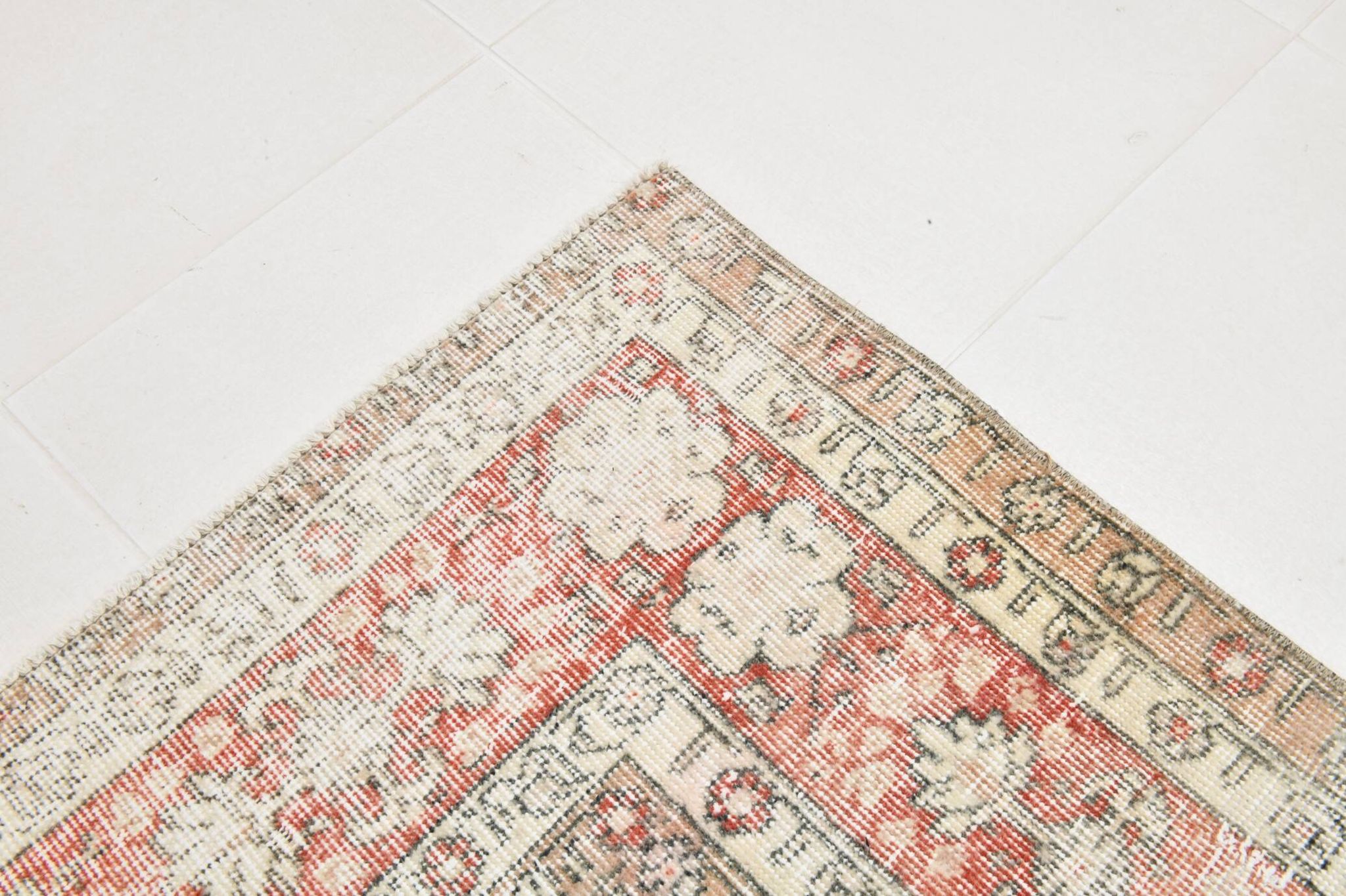 Tapis persan vintage à motif floral