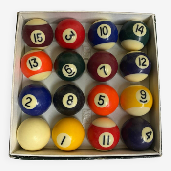 Set of 16 vintage billiard balls