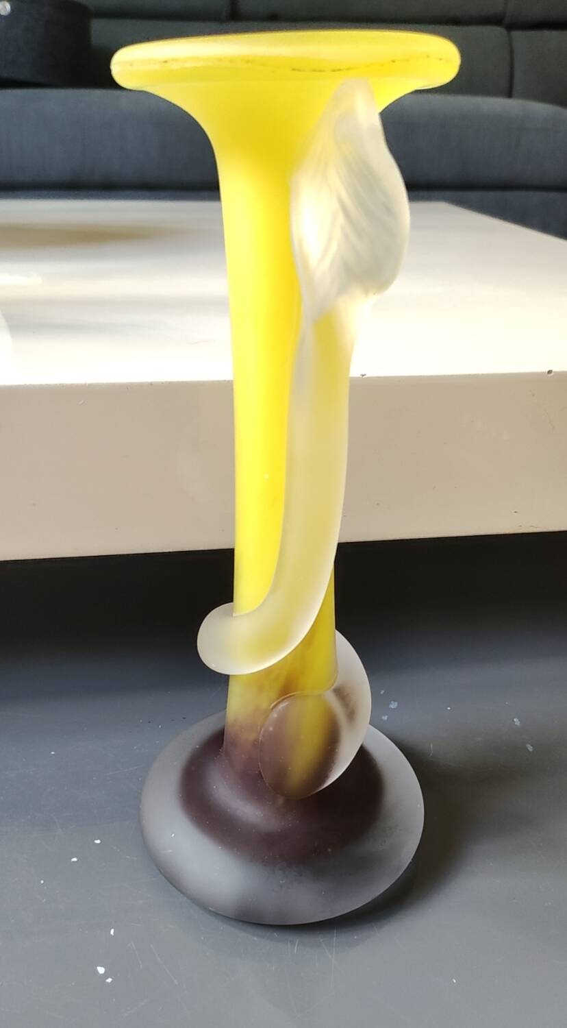 Floral design vase. Signed Verrerie d'Art de Toul. Unique piece, 27 cm