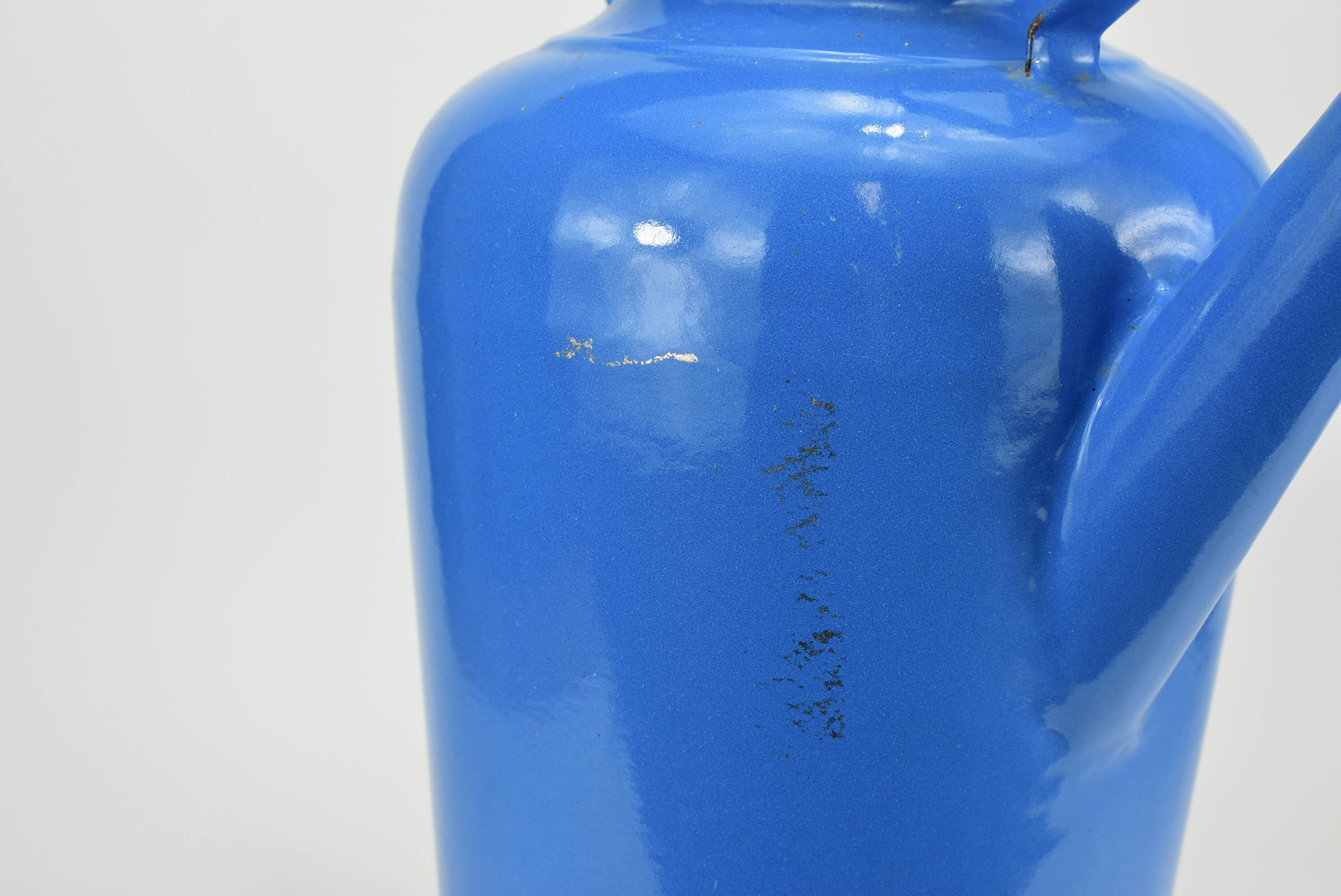 Cruche en métal émaillé bleu.