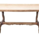 Table espagnole en bois, piètements mouvementés