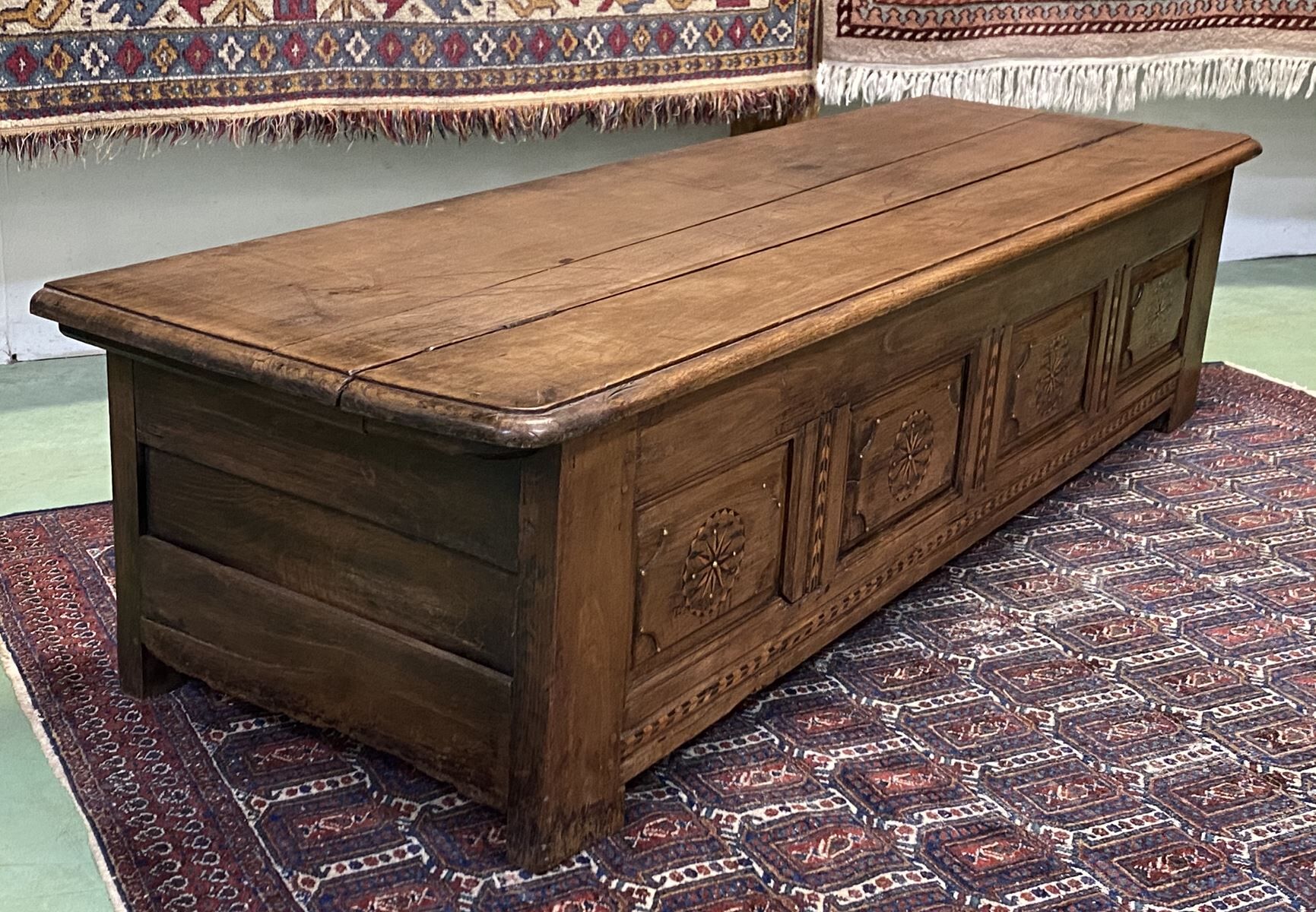Banc coffre breton en châtaigner et marqueterie XIXème