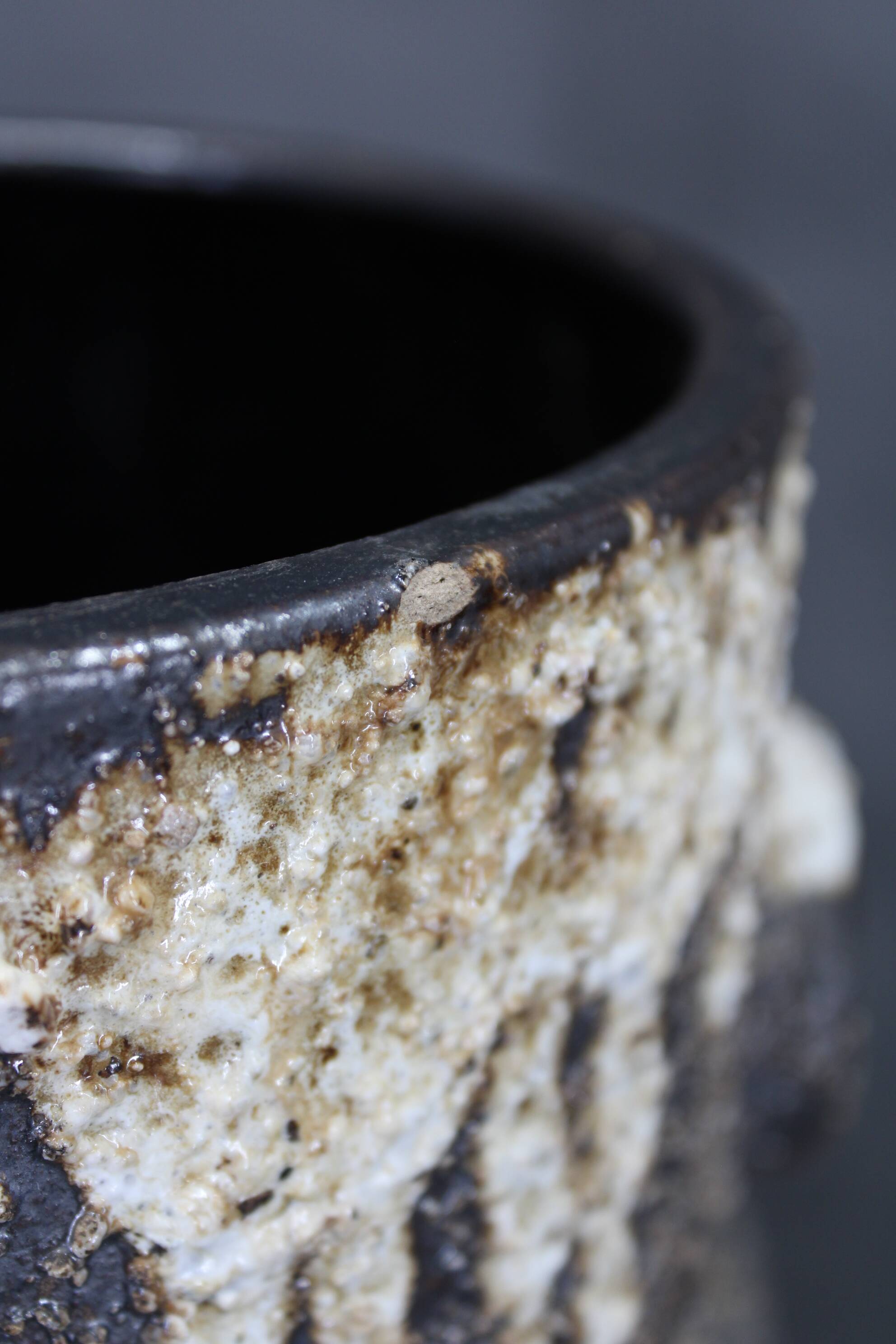 Vase brutaliste européen en céramique à surface texturée imitant la lave, années 1970