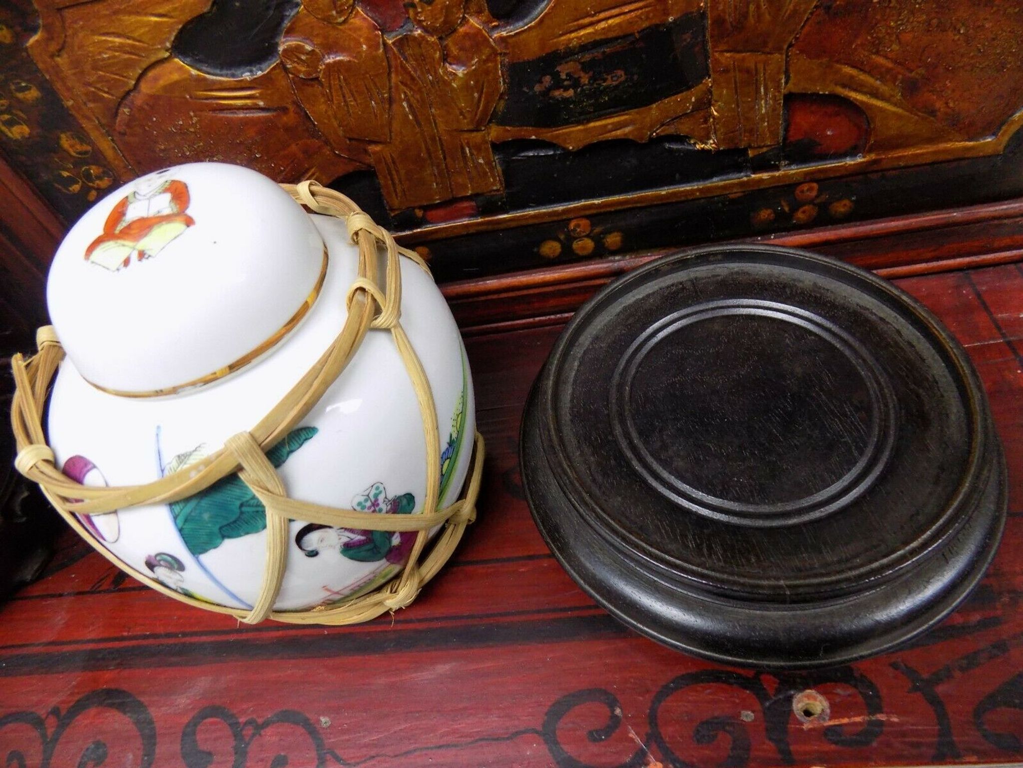 China porcelain lot 3 pots lid and wooden supports