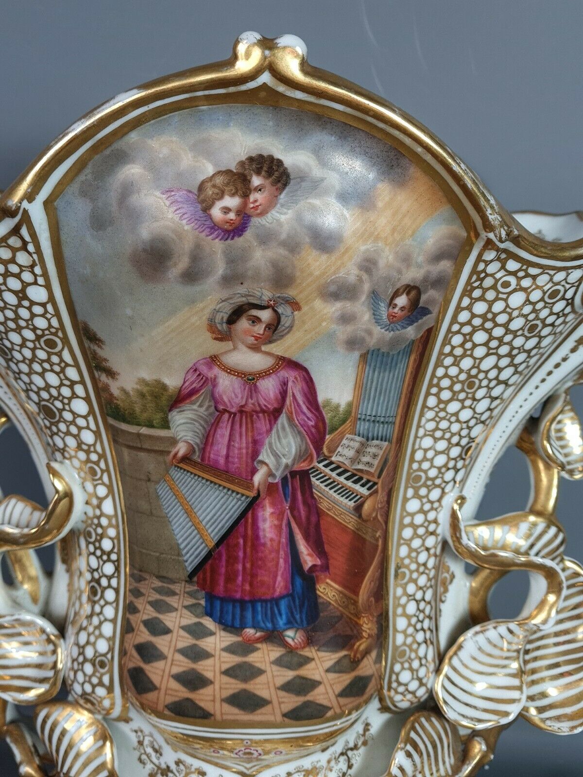 Imposing wedding vase porcelain Vieux Paris around 1830-1850 42x42 cm.