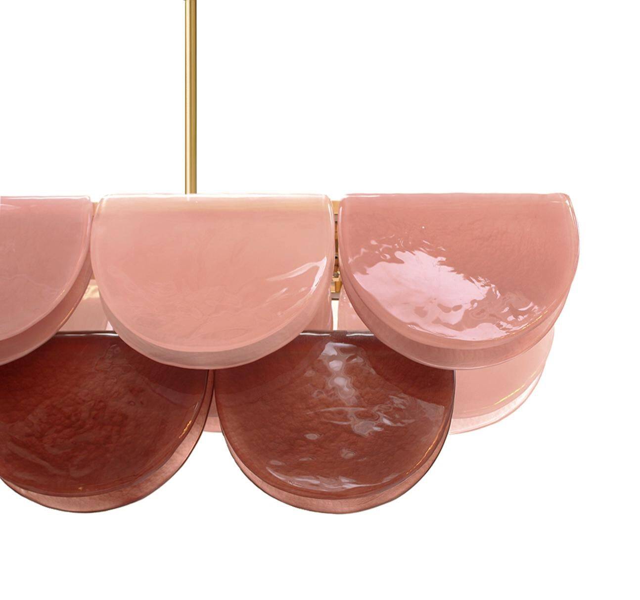 Lampe suspendue en verre de Murano et laiton en bourgogne, rose pâle et rose poudré, Italie.