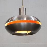 Ancienne lampe de design danois de l'ère spatiale en aluminium avec intérieur orange.