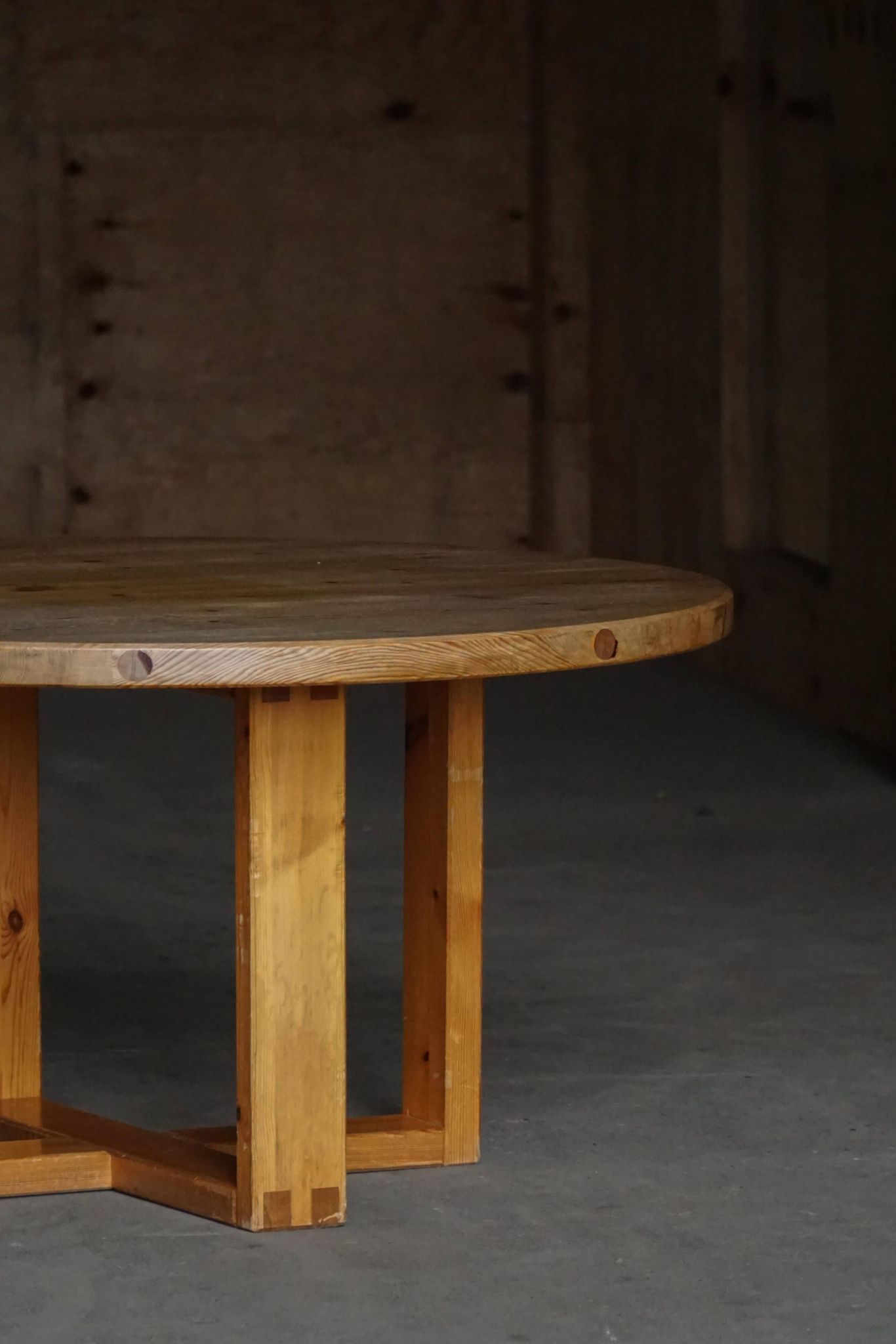 Round table in pine by Roland Wilhelmsson, mid-20th century.