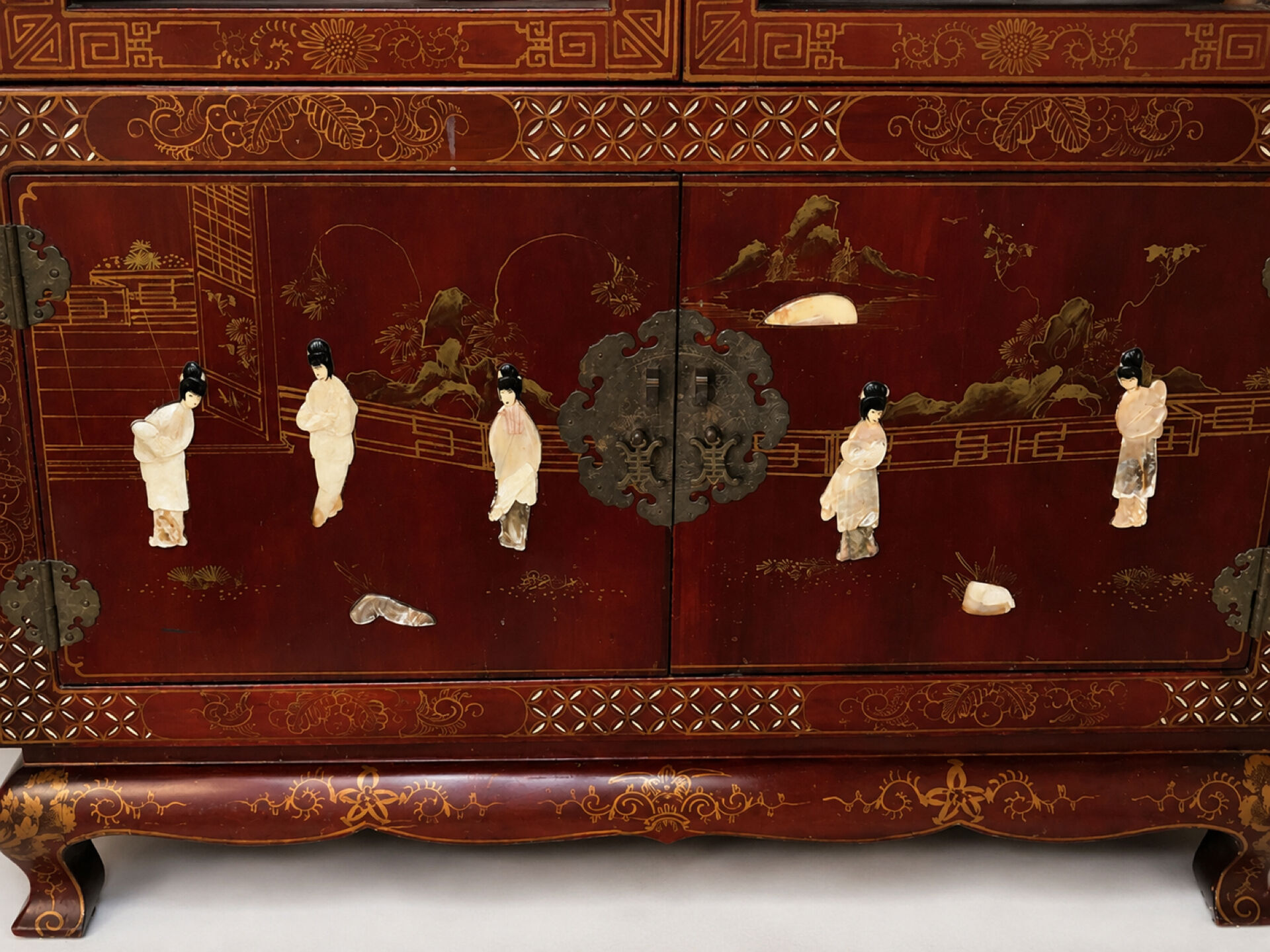 Cabinet chinois laqué rouge, décor doré & incrustations de nacre