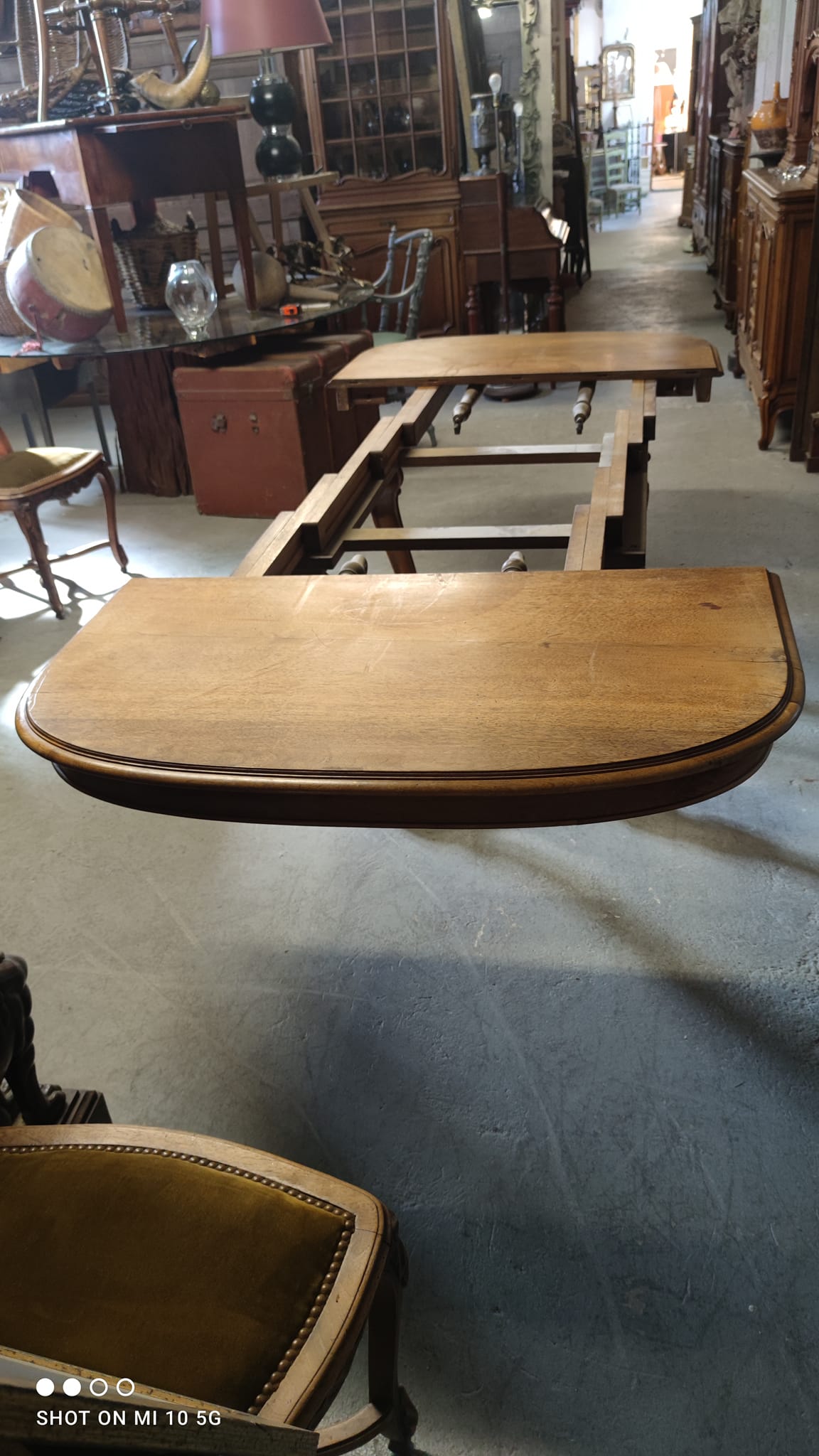 Dining table in solid blond walnut extendable Louis XV style around 1910/20